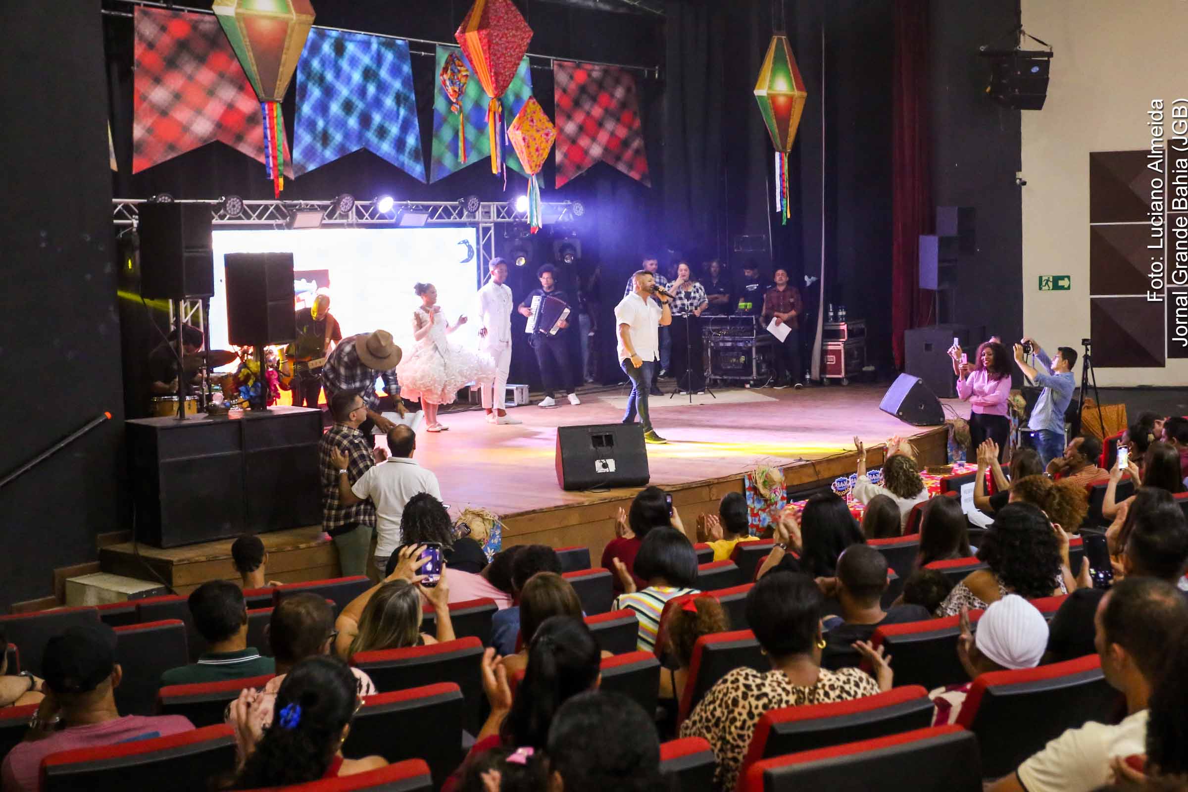 A cidade de Santo Antônio de Jesus apresenta, na quarta-feira (08/05/2025), a programação completa do São João 2025, durante o Festival de Música Junina Dr. Francisco Freire. O evento inclui a escolha da música oficial da festa, valorizando compositores locais e a cultura do forró. Com atrações de renome nacional, a cidade consolida-se como destino estratégico do turismo junino no estado da Bahia.
