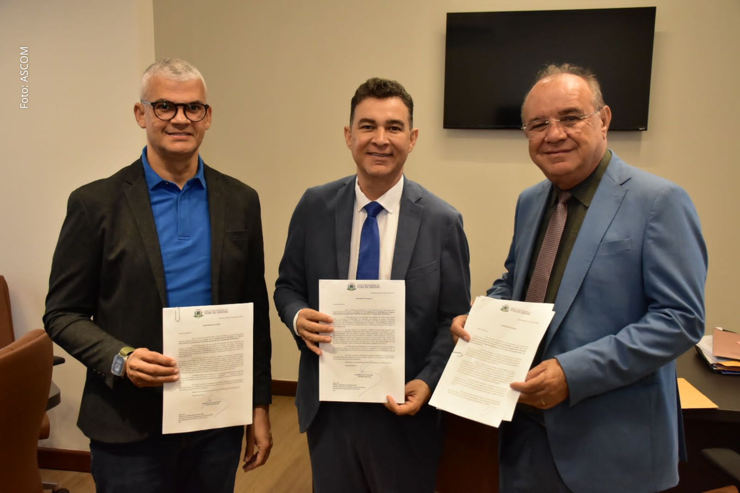 Secretário Pablo Roberto entrega dois projetos de lei sobre eleição escolar e gratificações à Câmara Municipal de Feira de Santana