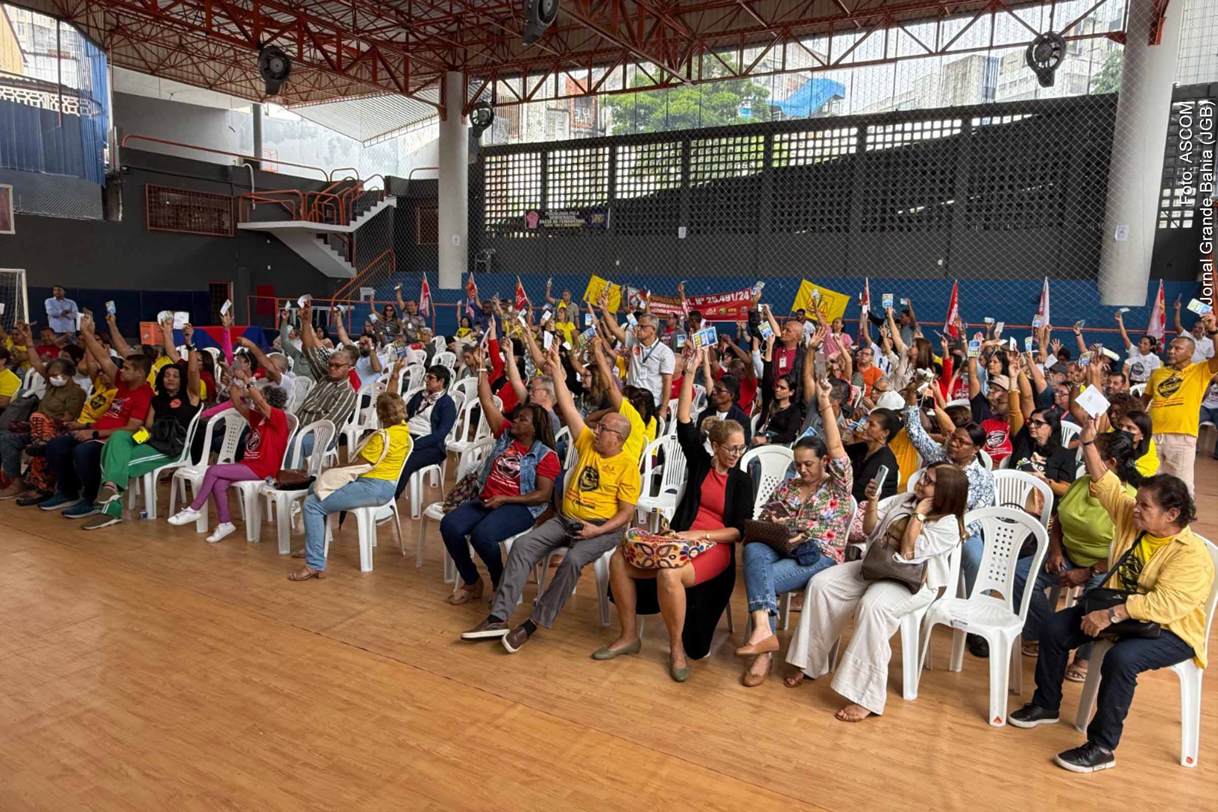 Os servidores do Judiciário da Bahia aprovaram greve geral por tempo indeterminado a partir da segunda-feira (12/05/2025), em protesto contra a falta de votação do Projeto de Lei nº 25.491/2024, que trata do Plano de Cargos, Carreiras e Vencimentos da categoria. A paralisação foi deliberada em Assembleia Extraordinária e envolve todas as comarcas do estado. Um ato na Assembleia Legislativa está previsto para a terça-feira (13/05).