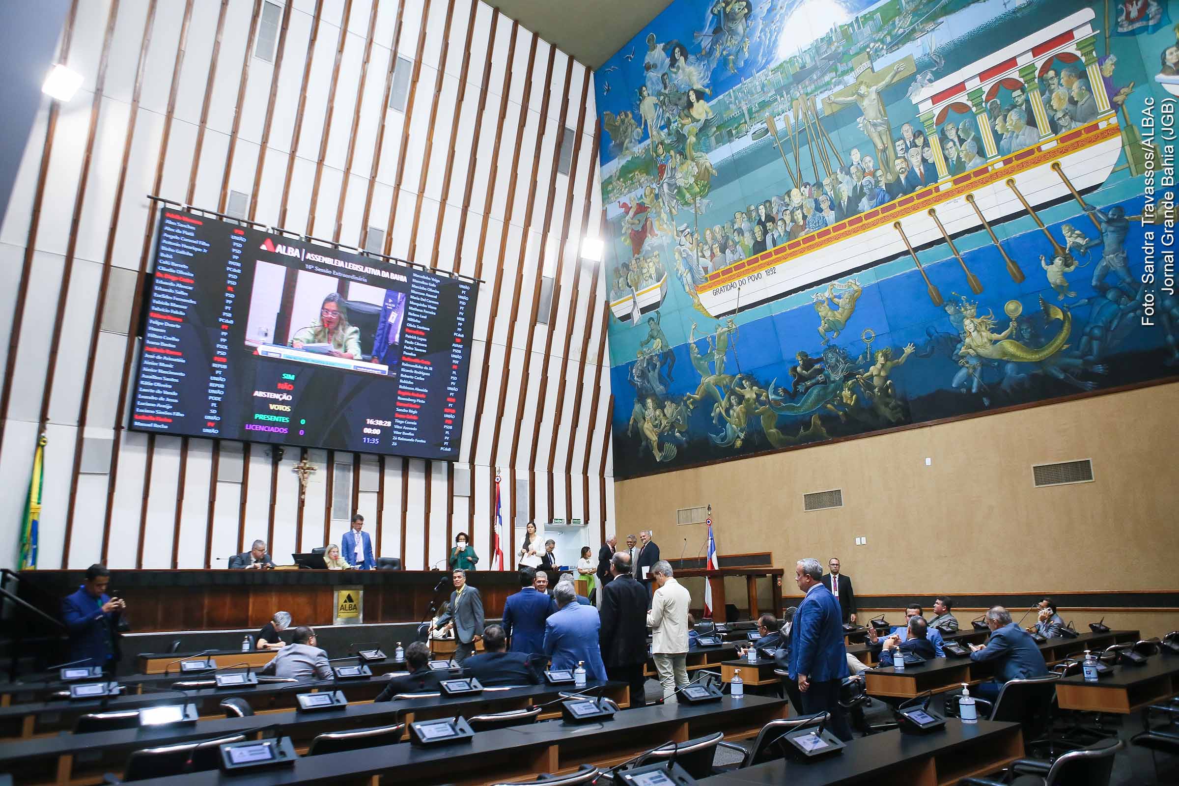 A Assembleia Legislativa da Bahia aprovou, na terça-feira (13/05/2025), 17 matérias legislativas, incluindo autorizações de crédito que somam R$ 4,5 bilhões, projetos de utilidade pública e homenagens a personalidades. A sessão também marcou a aprovação de requerimento para homenagem a Paulo Jackson e reforçou a agenda institucional da ALBA com a inauguração do Espaço UPB Mulheres Municipalistas, voltado ao fortalecimento da gestão feminina.