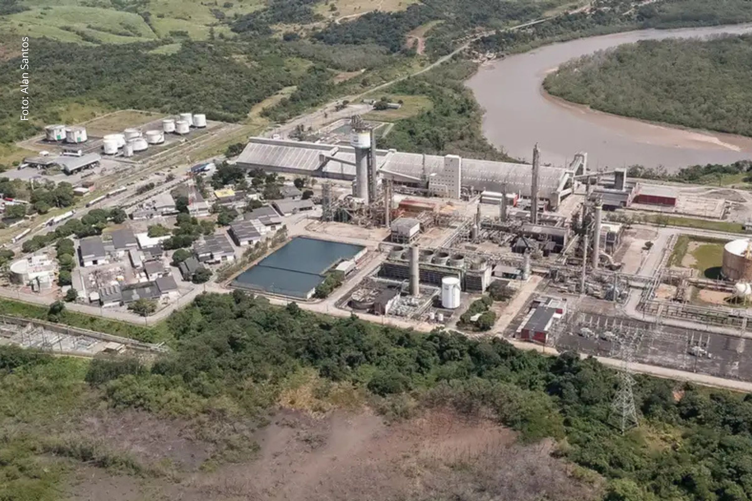 Audiências públicas e ações judiciais questionam impacto ambiental, enquanto governo defende segurança energética e projetos avançam no Congresso.