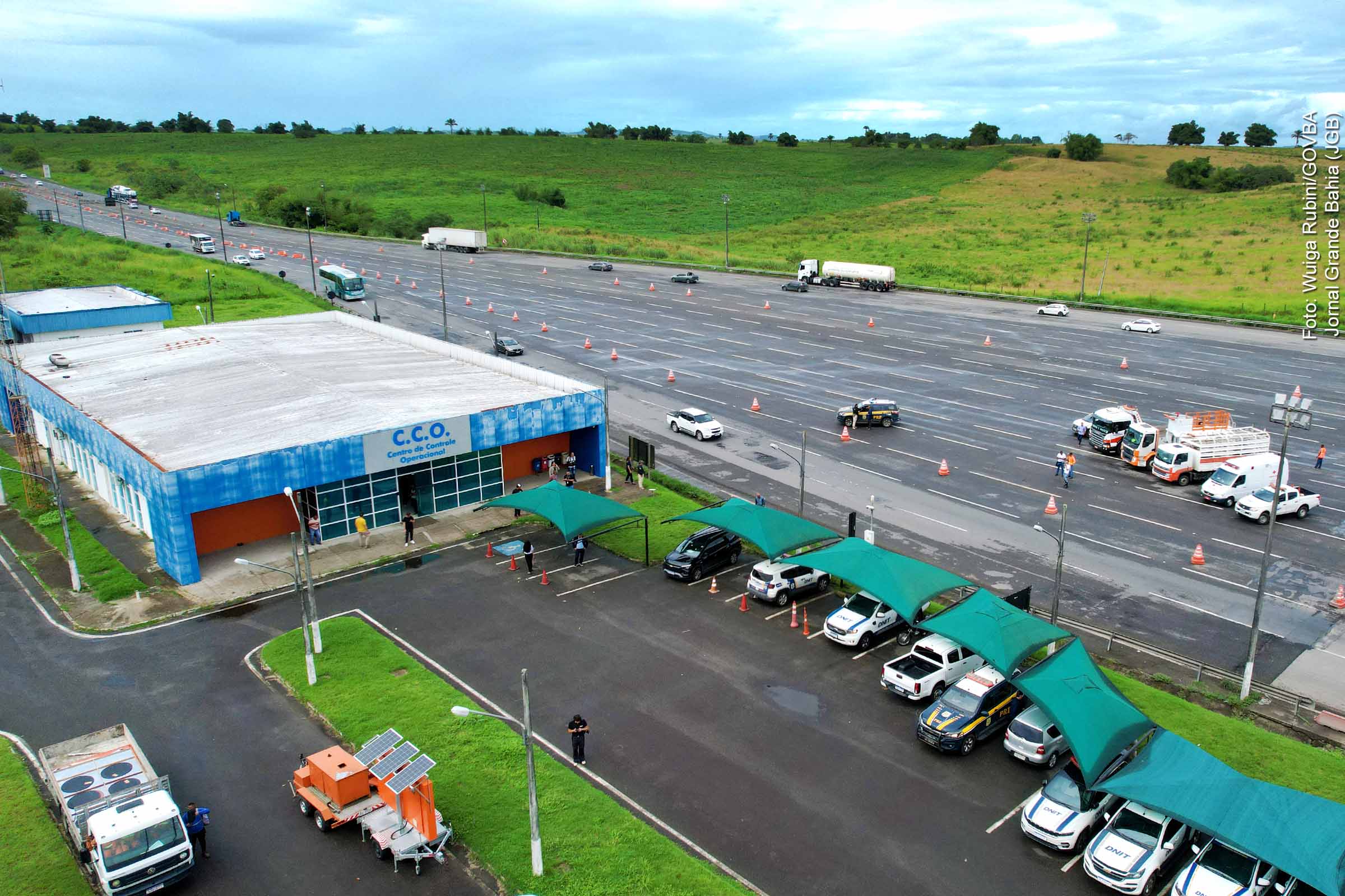 Na segunda-feira (19/05/2025), o ministro dos Transportes, Renan Filho, esteve em Feira de Santana para anunciar investimentos de R$ 500 milhões em obras nas BRs 324 e 116, após a saída da ViaBahia. O pacote inclui o contorno viário de Feira de Santana, duplicações, contratos emergenciais e a restauração da BR-101, com foco em segurança, mobilidade e desenvolvimento regional.