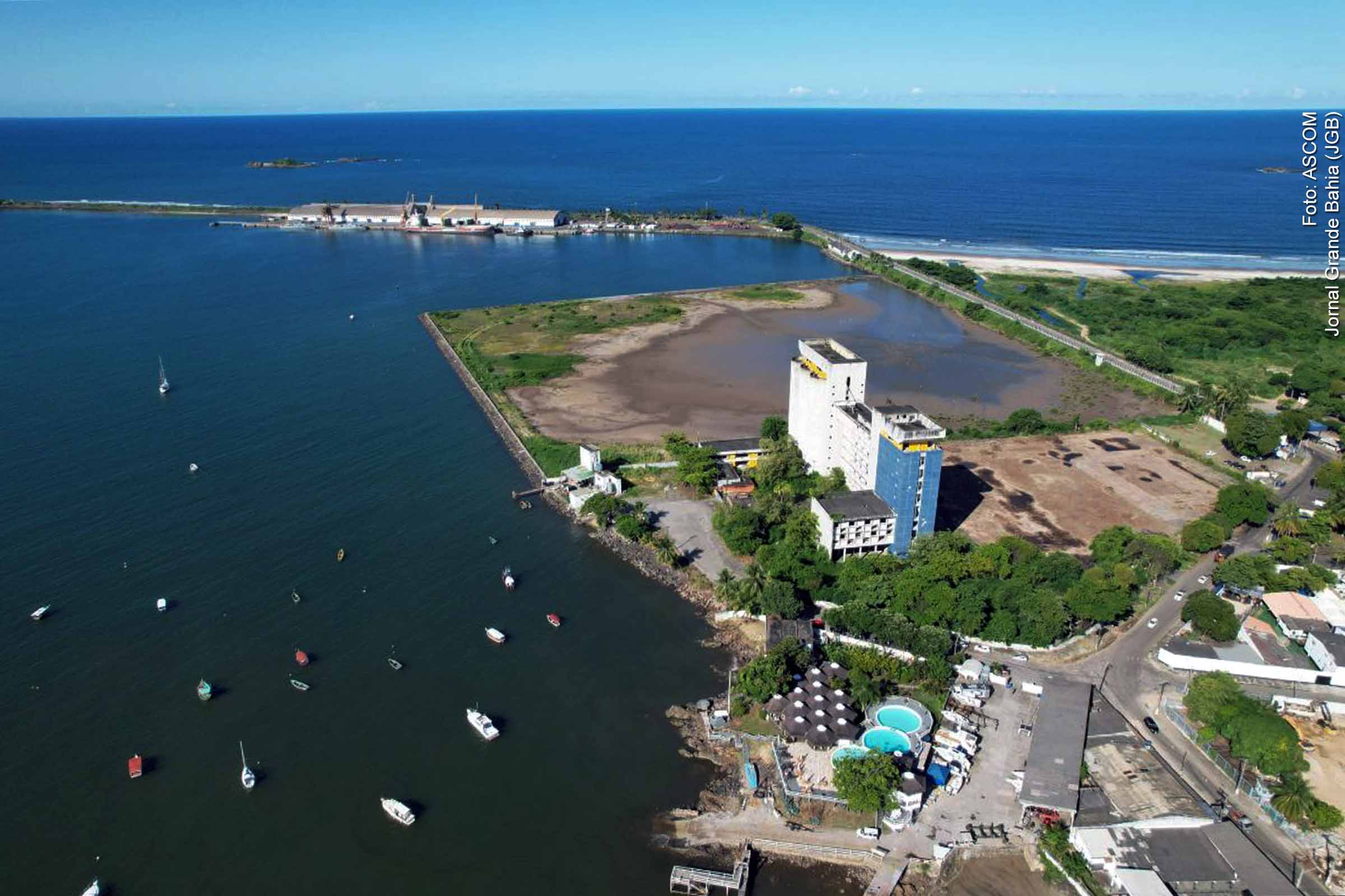 A reativação do Moinho de Trigo do Porto de Ilhéus, formalizada nesta semana pela CODEBA, envolve a concessão de 16.719 m² à Jav Indústria de Alimentos, do Grupo Maratá, com investimento de R$ 130 milhões. O projeto viabiliza a movimentação de 120 mil toneladas por ano e impulsiona o desenvolvimento logístico e industrial do sul da Bahia, com impacto na geração de empregos, arrecadação municipal e estímulo à cadeia produtiva do trigo.