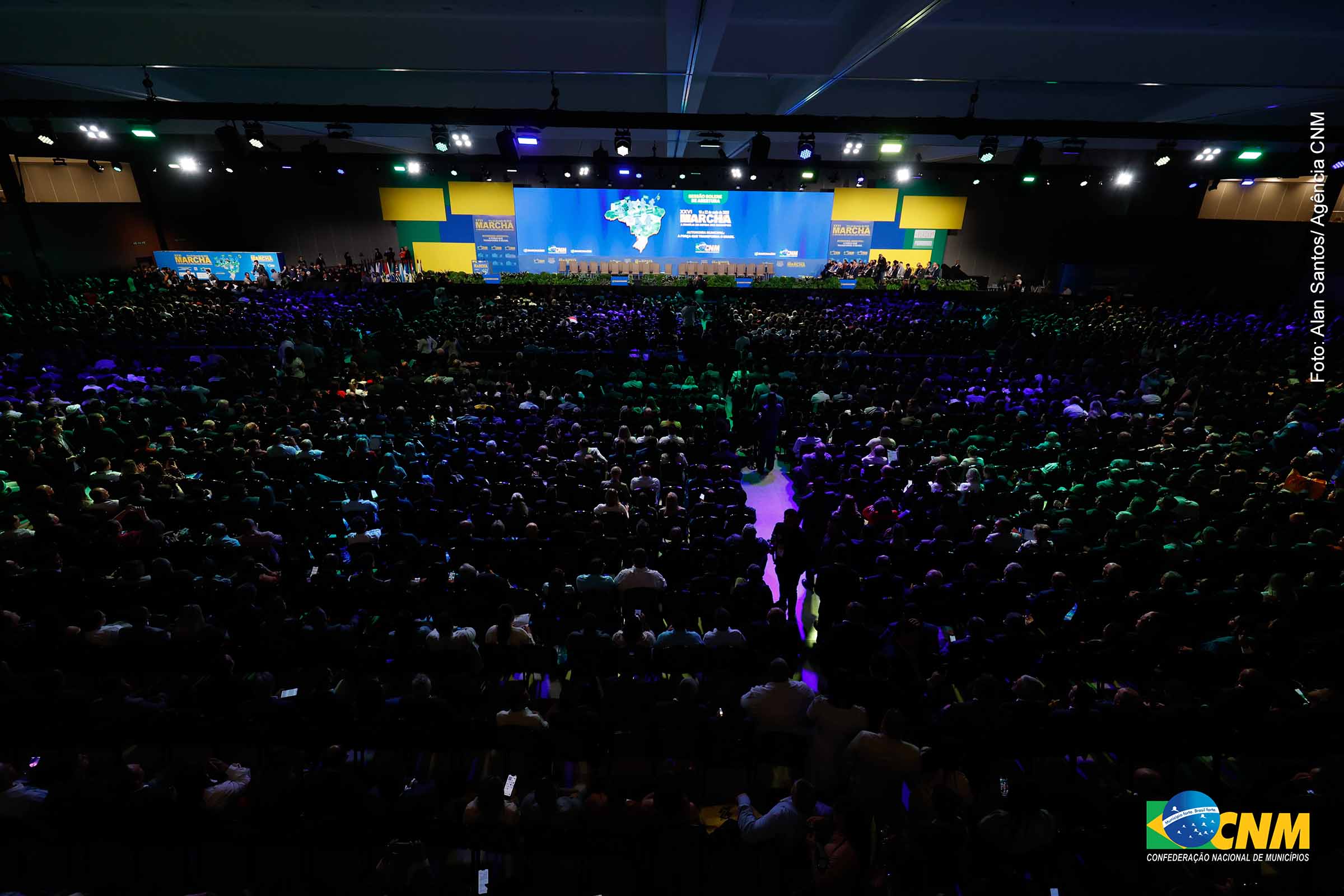 A Bahia marcou presença histórica na XXVI Marcha a Brasília em Defesa dos Municípios, com mais de 1.300 participantes mobilizados pela UPB. A principal pauta foi o apoio à PEC 66, que propõe novo parcelamento das dívidas previdenciárias e limita precatórios. O evento contou com manifestações favoráveis do Governo Federal e lideranças do Congresso, além de anúncios de novos programas federais em Saúde e Habitação.