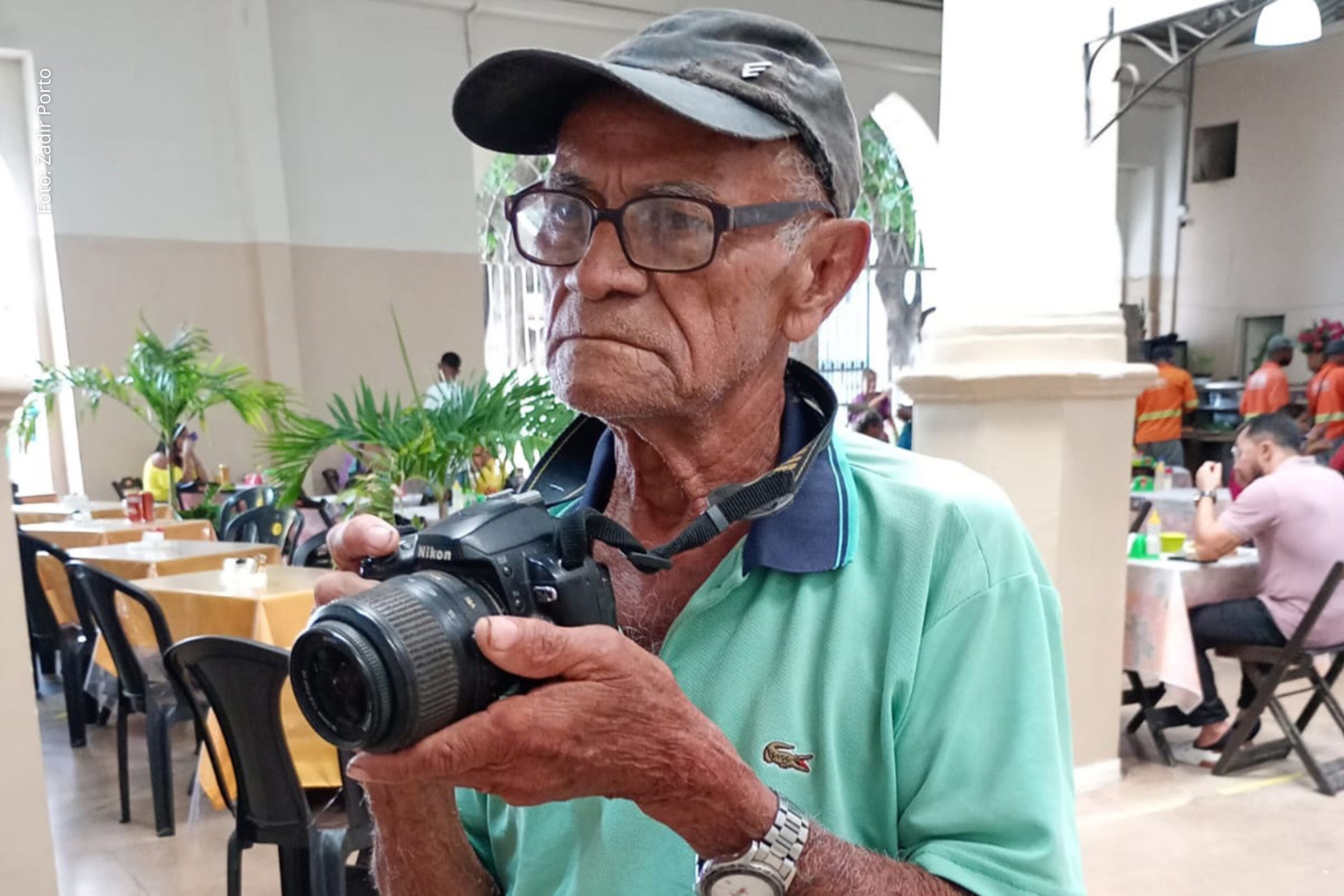 Fotógrafo com mais de 70 anos de atuação recorda início da profissão e presença histórica na Praça Bernardino Bahia.