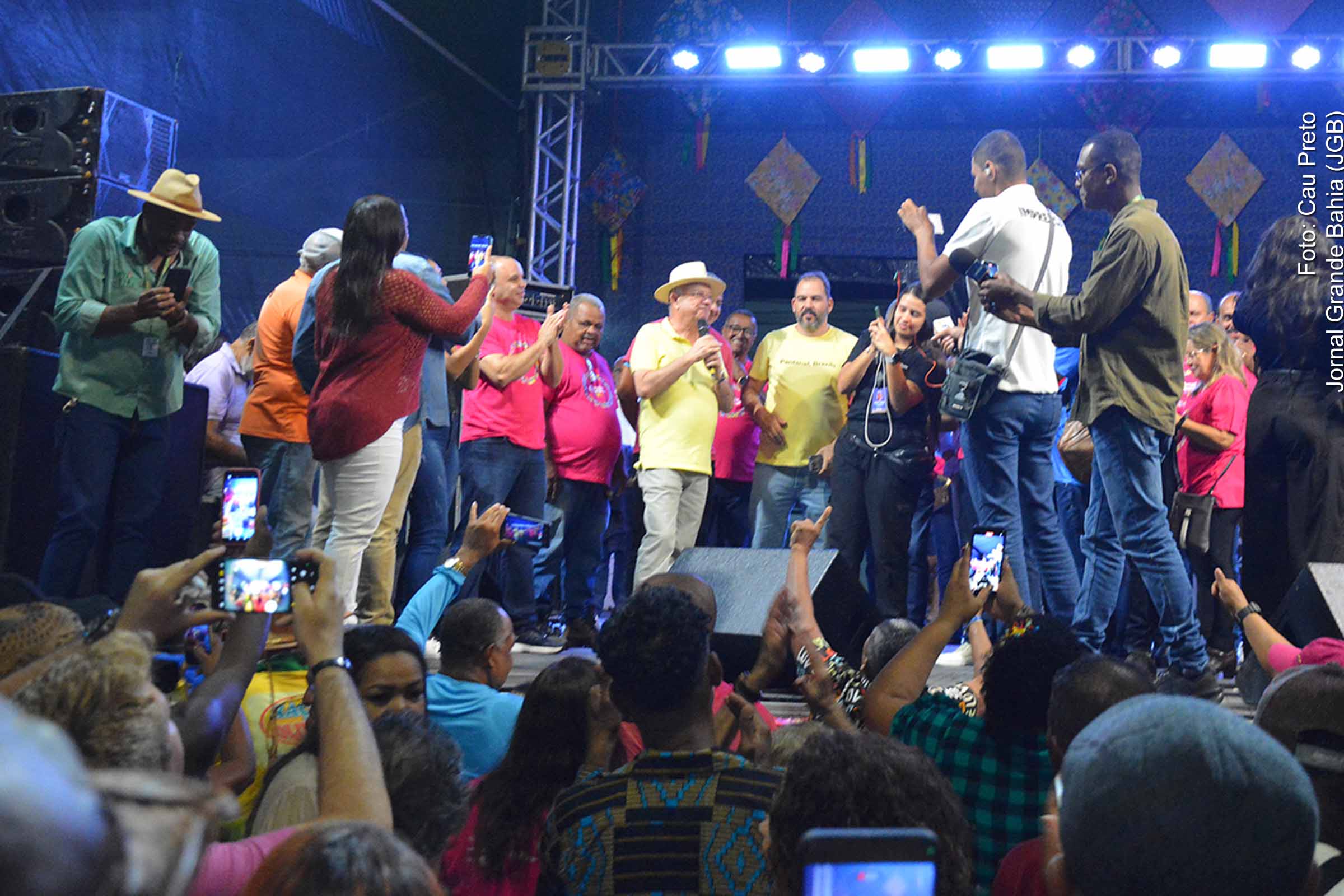 A abertura do Arraiá do Comércio, em Feira de Santana, ocorreu no sábado (07/06/2025) com grande participação popular. Realizado na praça Bernardino Bahia, o evento deu início aos festejos juninos no município, com programação musical, apresentações culturais e comidas típicas. A iniciativa, promovida pela Prefeitura em parceria com o Sesc e entidades do comércio, busca fortalecer a economia local e valorizar as tradições nordestinas.