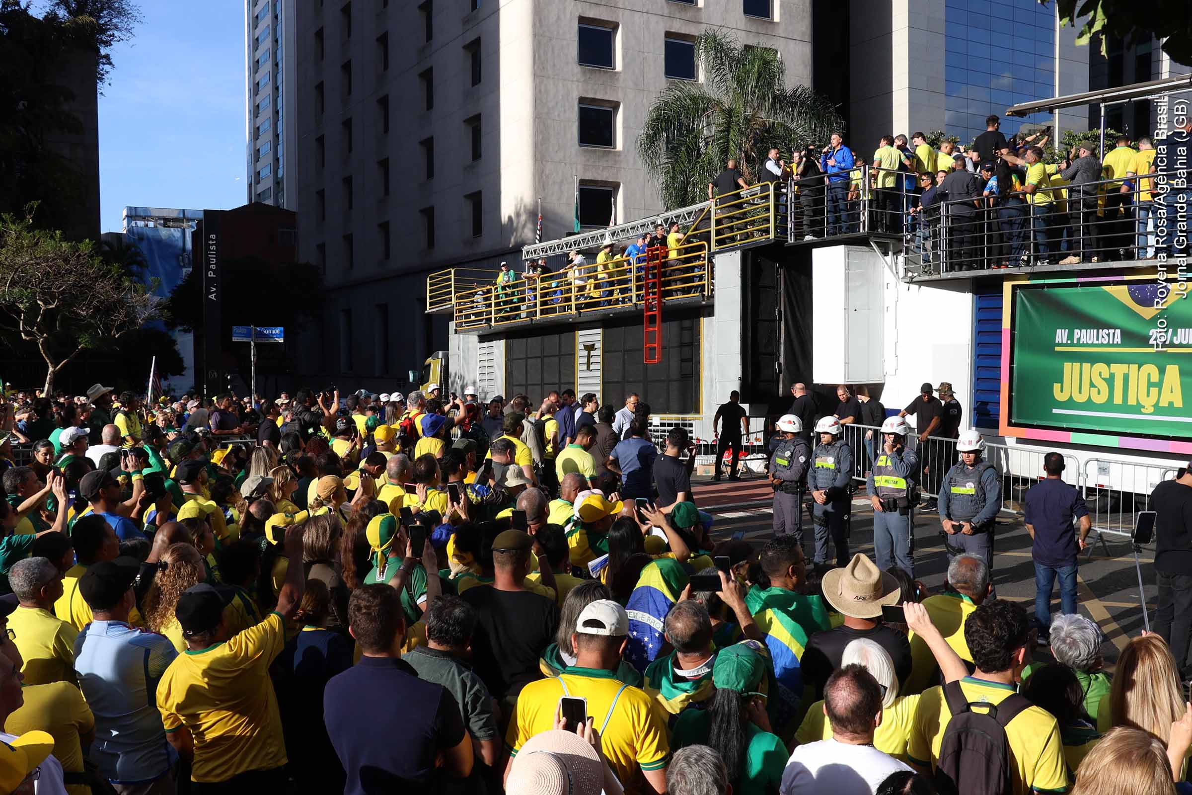 Ato critica julgamento de Bolsonaro e pede anistia a condenados.