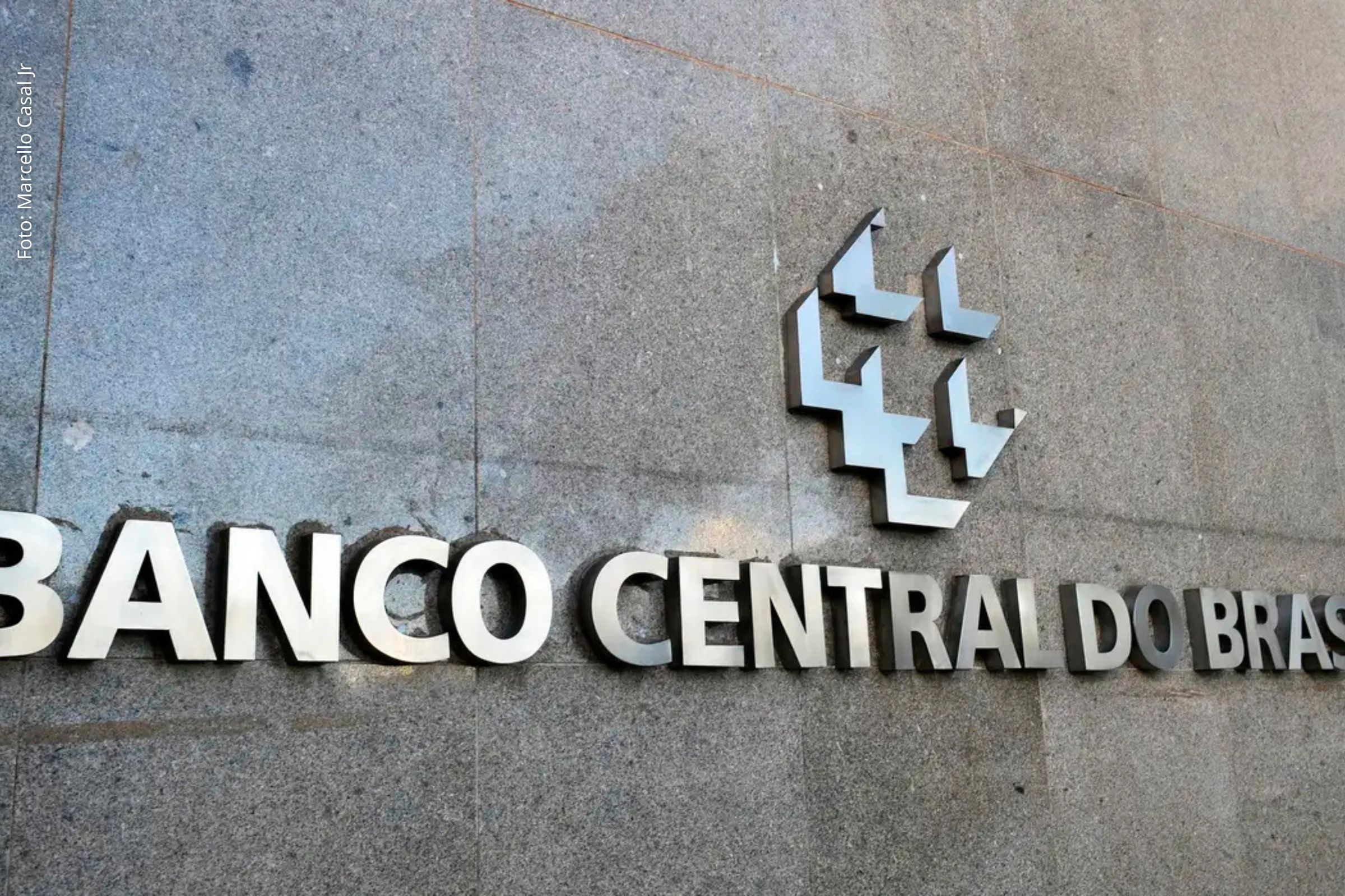 Banco Central avalia necessidade de manter política monetária contracionista para conter inflação.