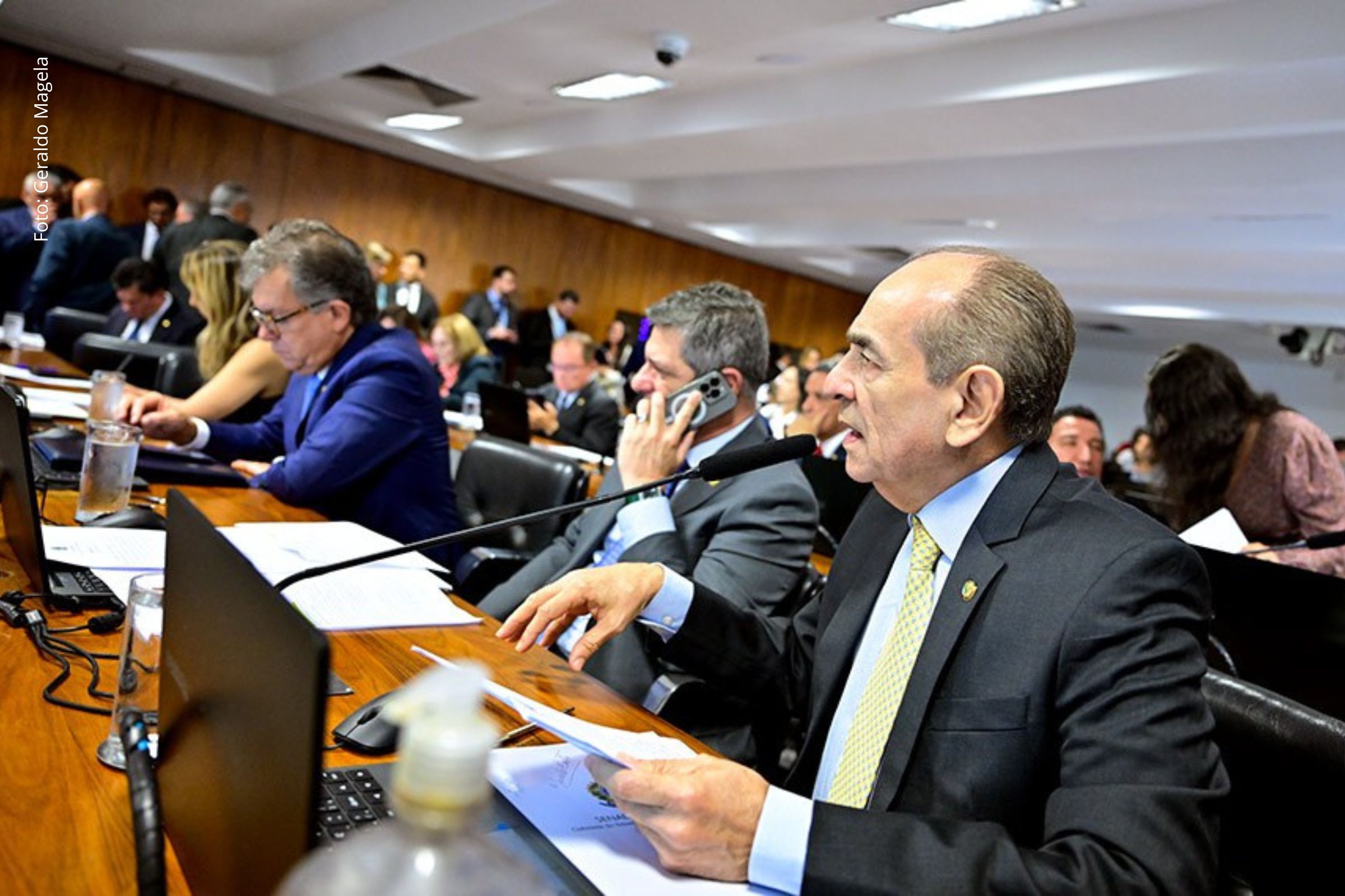 Relatório altera regras sobre candidaturas, federações partidárias, pesquisas e cotas de gênero.