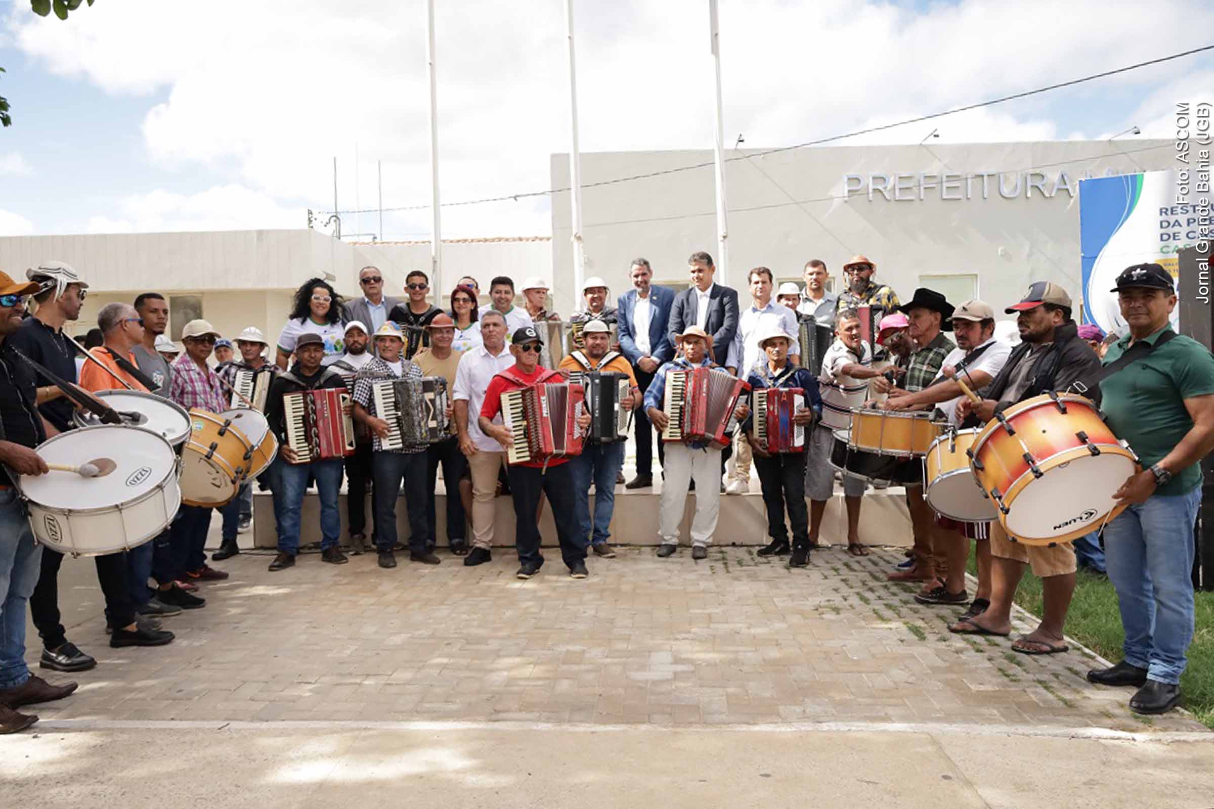 Celebração inclui cortejo, entrega de ambulâncias e atividades culturais.
