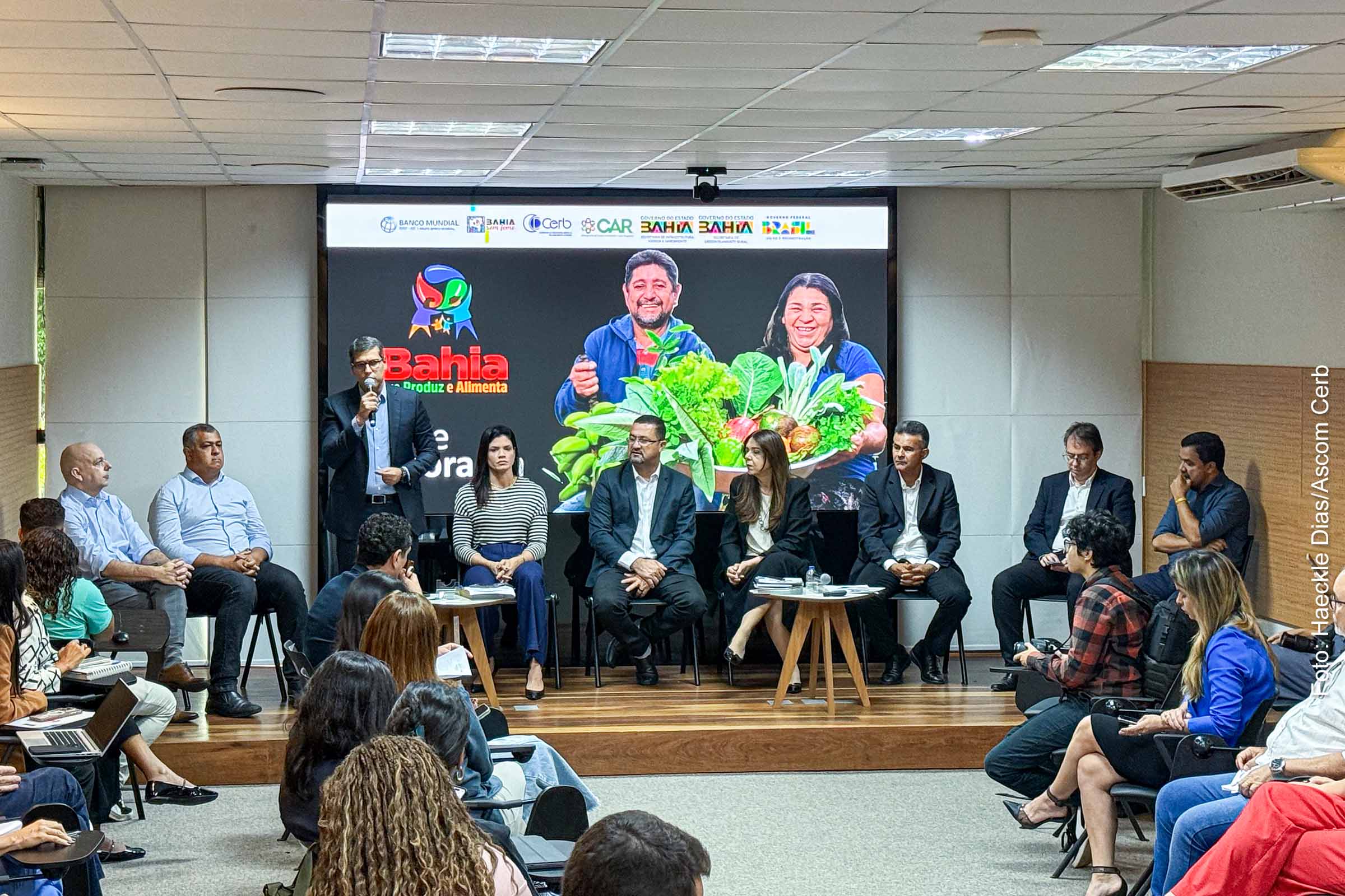 O Governo da Bahia, por meio da Cerb, está investindo US$ 41 milhões em infraestrutura hídrica para beneficiar mais de 55 mil moradores de áreas rurais em 66 municípios. A ação integra o Projeto Bahia que Produz e Alimenta, financiado pelo Banco Mundial, e prevê novas Centrais de abastecimento, com usinas solares, expansão de ligações de água e ações educativas de higiene.