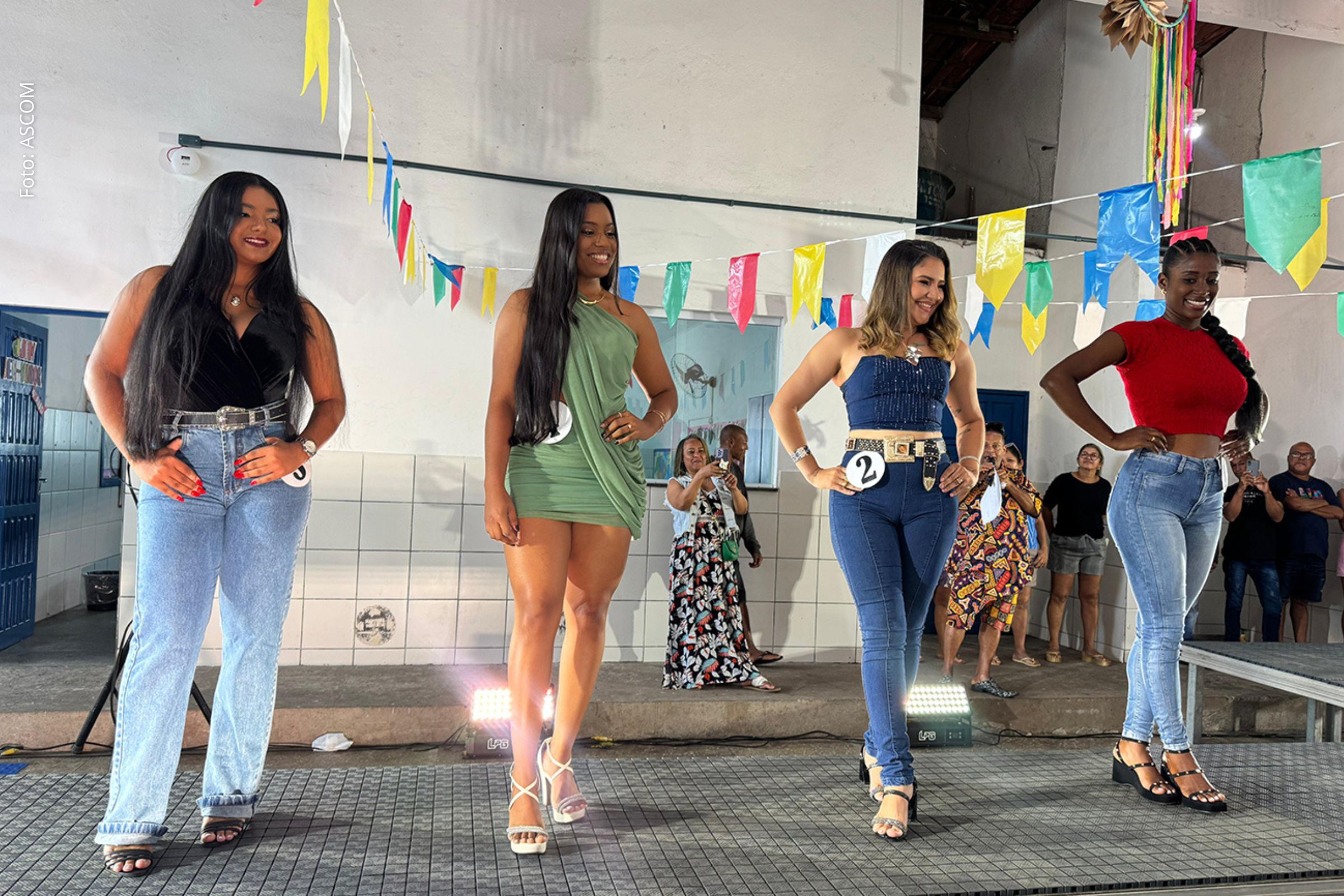 Ana Carolina Souza é eleita rainha; Tamires Almeida dos Santos e Rafaela Silva Figueiredo são princesas.