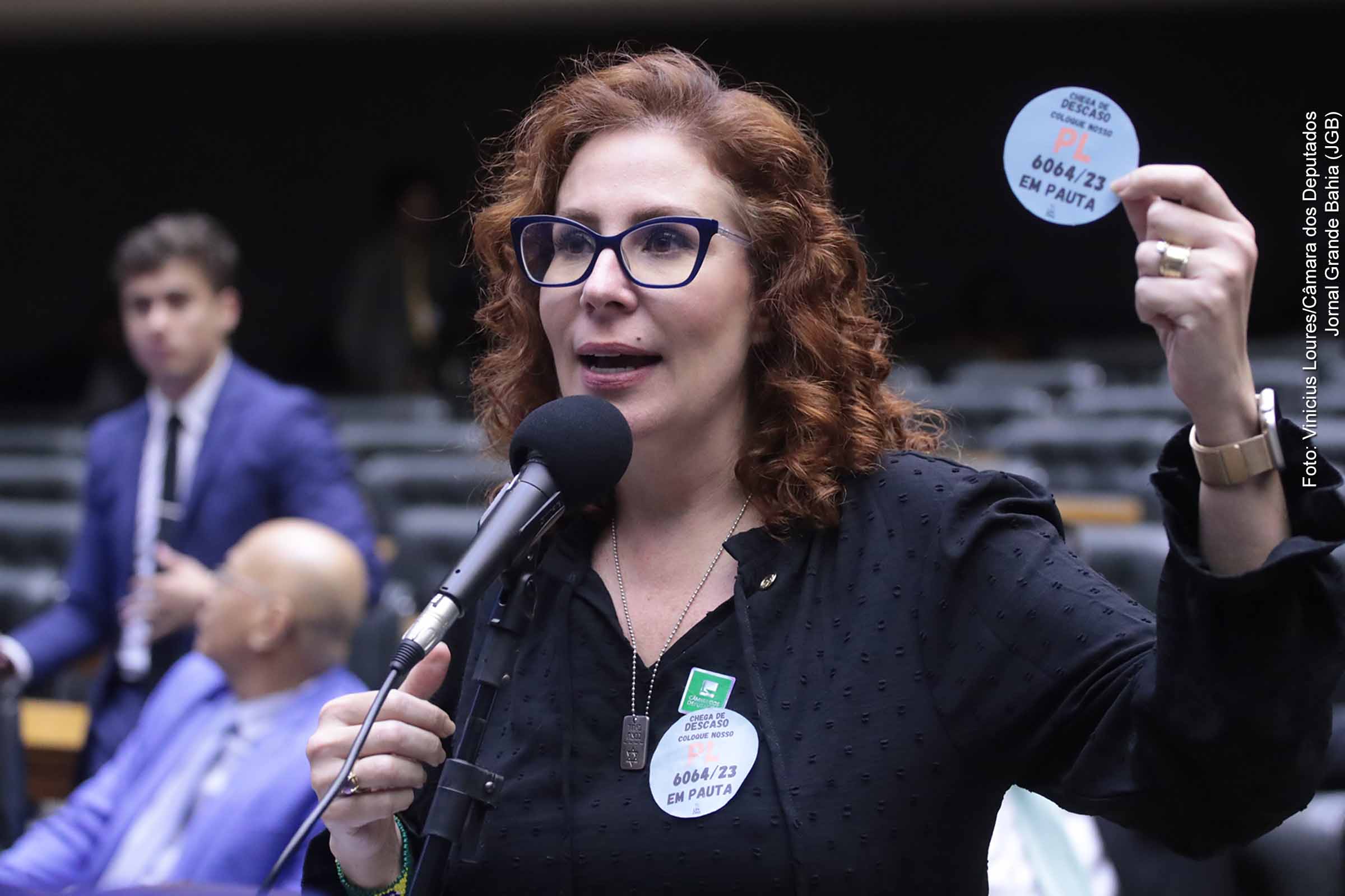 Em transmissão pela internet, Carla Zambelli afirmou estar fora do país e que permanecerá na Europa; deputada é alvo de diversas ações judiciais e teve o mandato cassado.