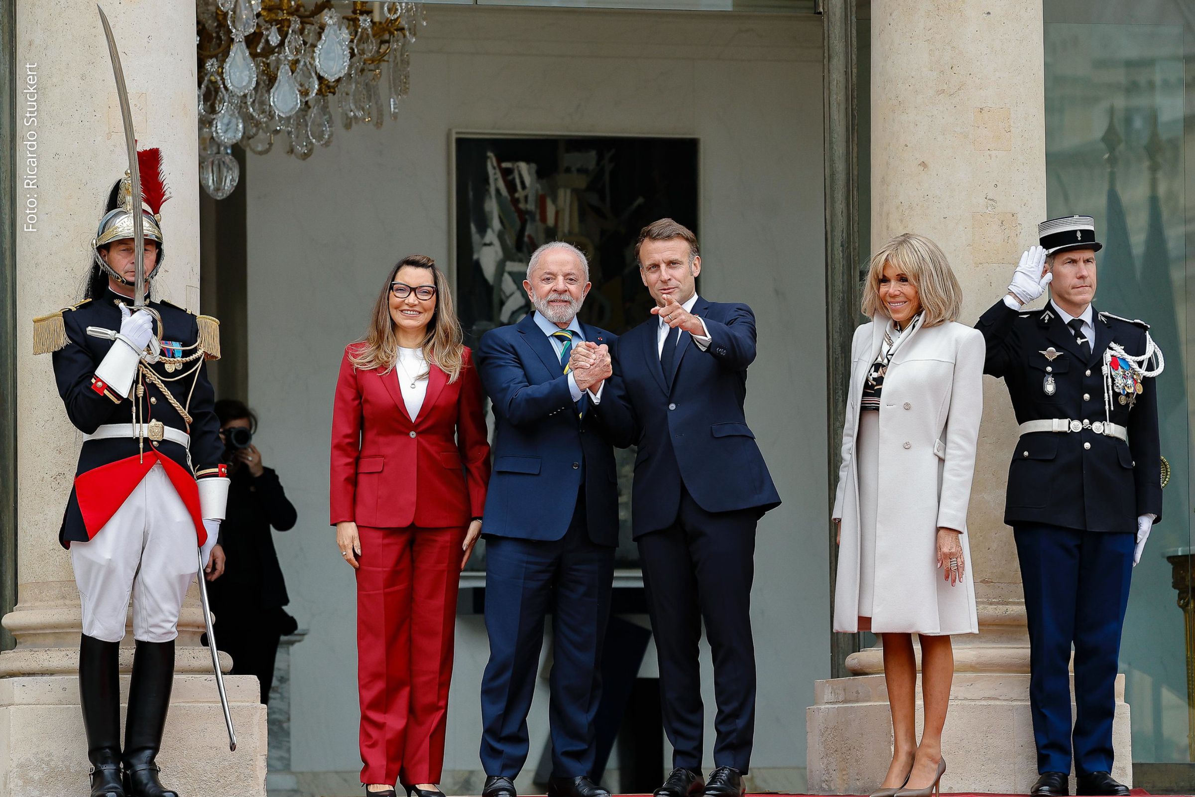 Cerimônia marca o início da visita de Estado do presidente brasileiro à França.