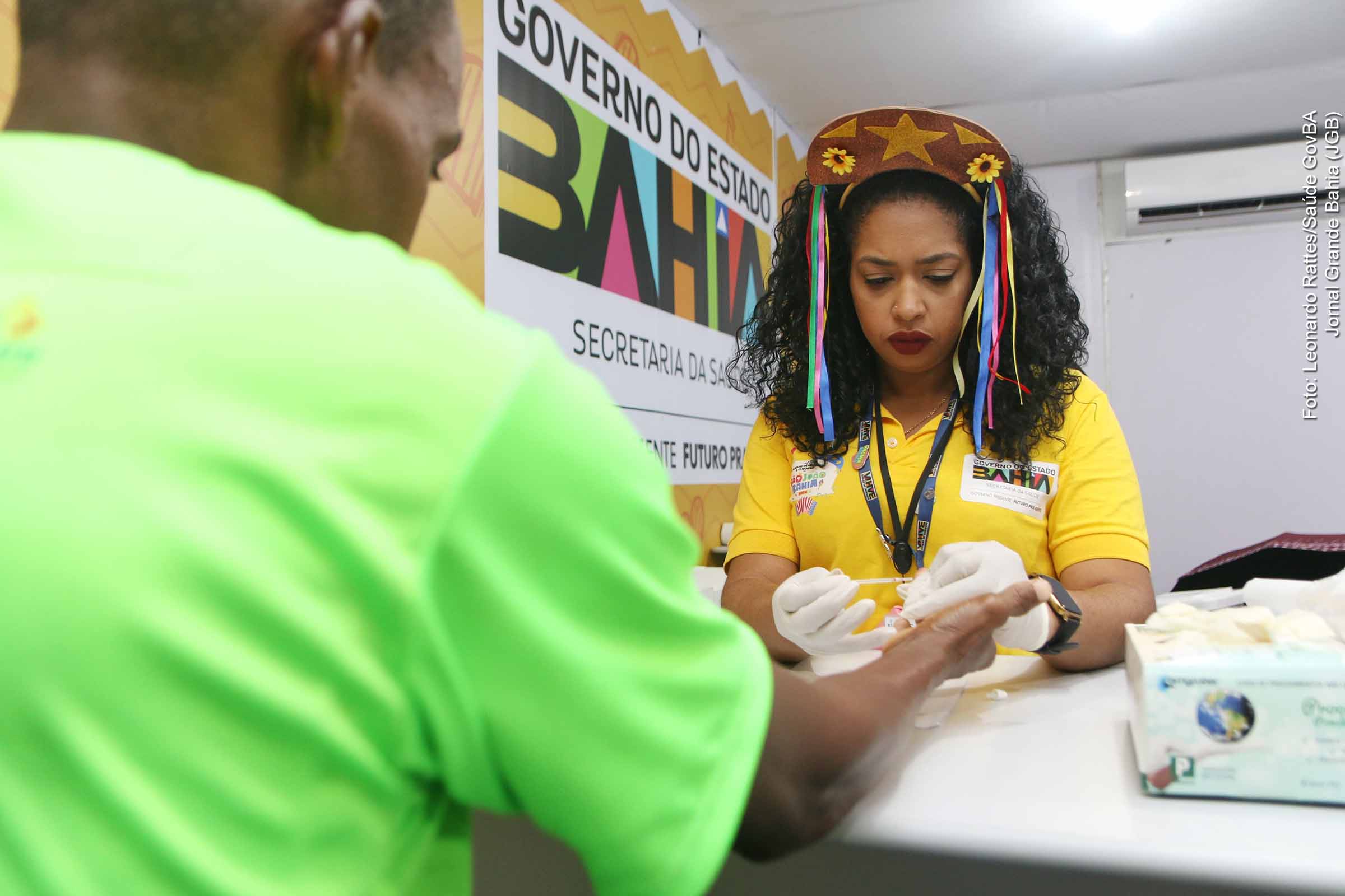 O Governo da Bahia investe R$ 12,2 milhões em ações de saúde para o São João 2025, com foco em testagens rápidas de ISTs, reforço hospitalar e atendimento a queimaduras. A operação cobre 13 municípios e mobiliza mais de 3 mil plantões extras. Apesar da redução nos casos de queimaduras, crianças seguem como grupo de risco. A iniciativa visa ampliar a prevenção e fortalecer o SUS em eventos de grande porte.