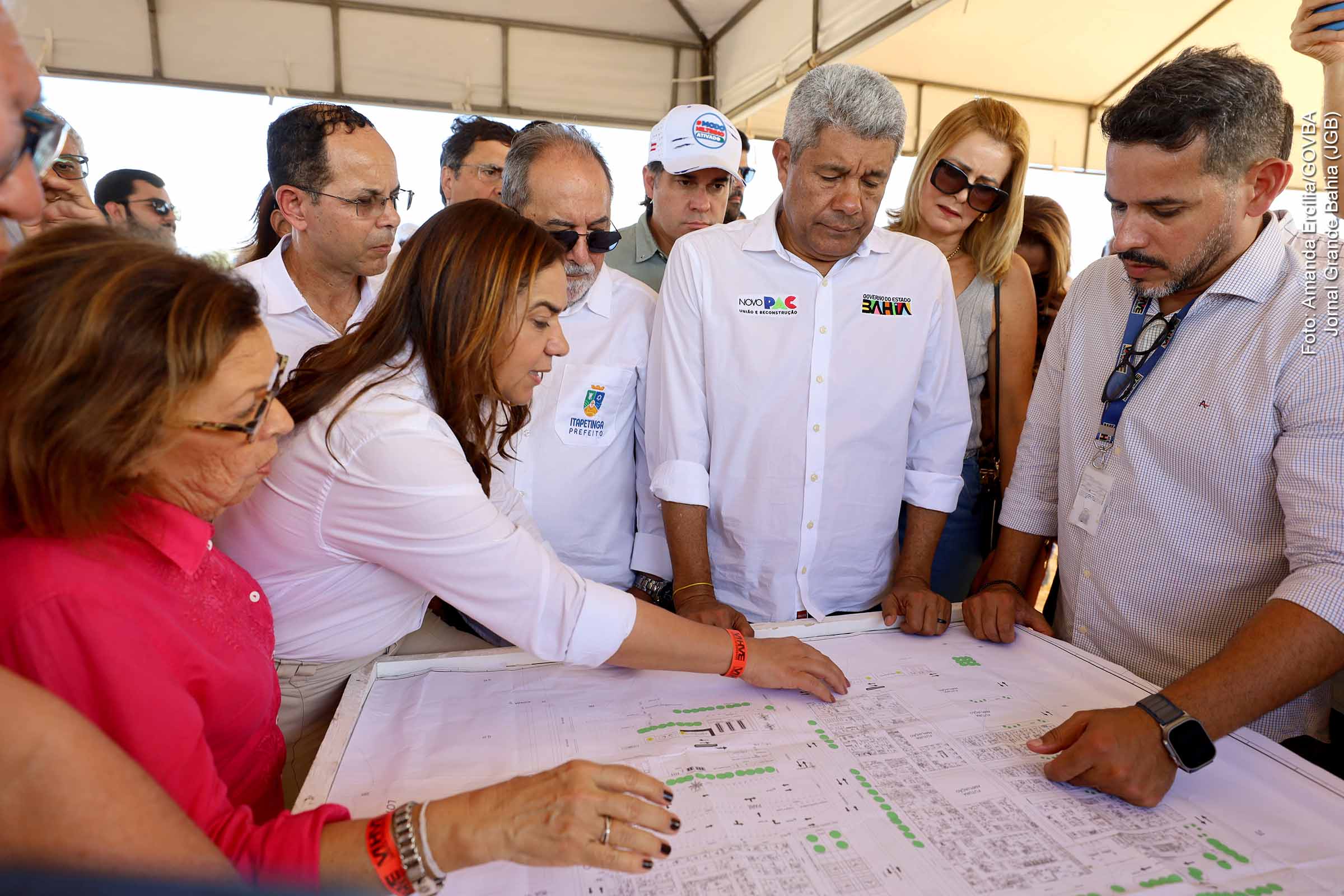 O Governo da Bahia publicou o aviso de licitação para as obras do Hospital Regional de Itapetinga neste sábado (28/06/2025). A unidade terá 130 leitos, incluindo UTIs neonatal e adulta, e será referência para gestações de alto risco e atendimentos especializados. Com investimento estimado em R$ 125 milhões, a obra deverá ser concluída em até 18 meses após a ordem de serviço.