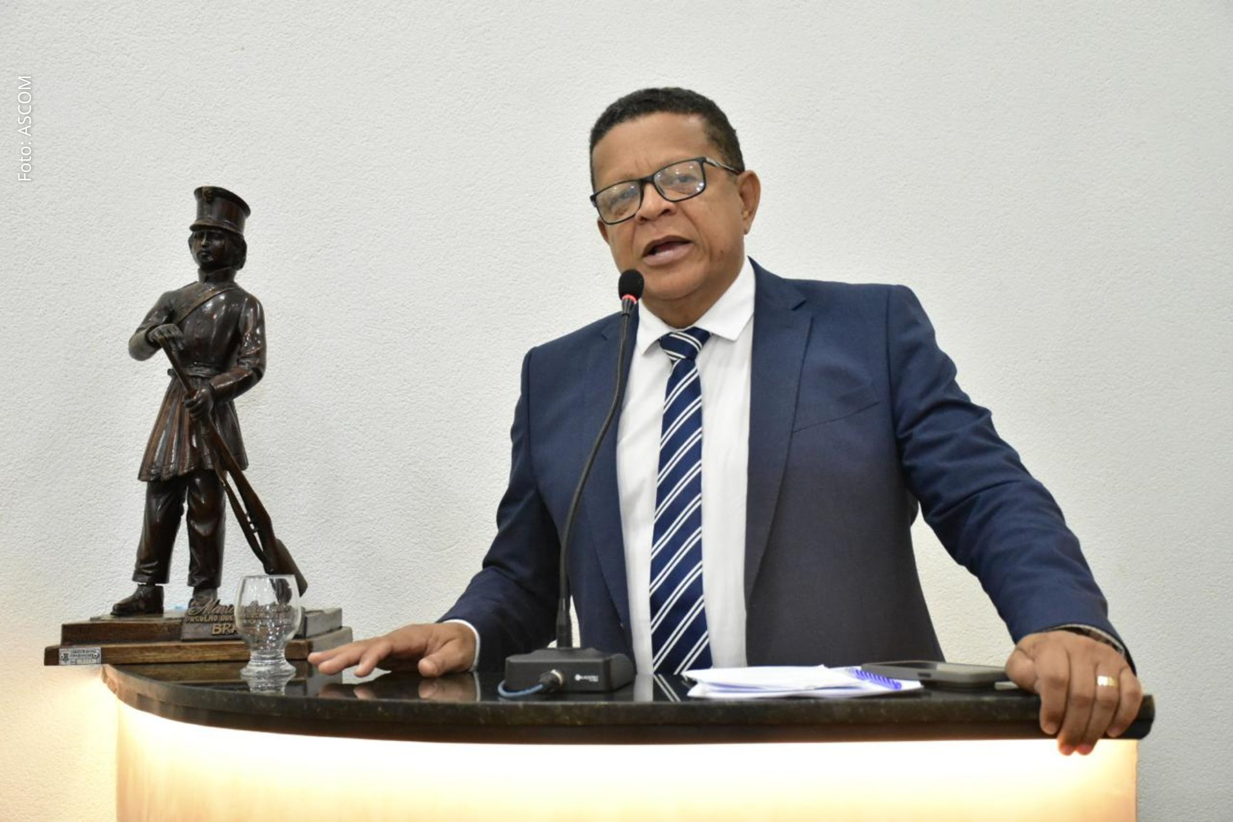 Vereador Jorge Oliveira propõe medidas para agilizar o trânsito e solicita pavimentação e limpeza em bairros da cidade.