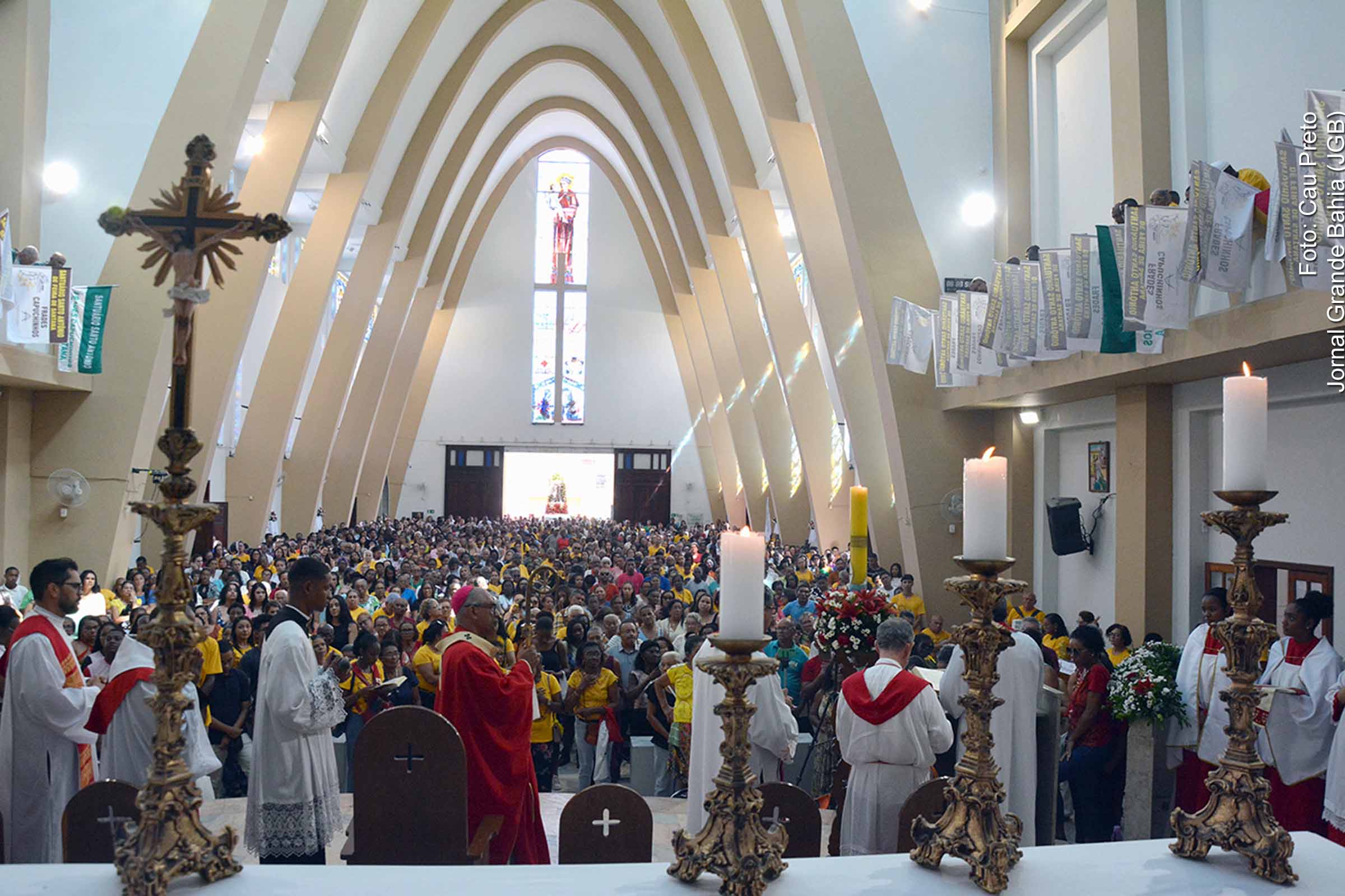 Missa dos Romeiros reúne centenas de fiéis em Feira de Santana e celebra Pentecostes