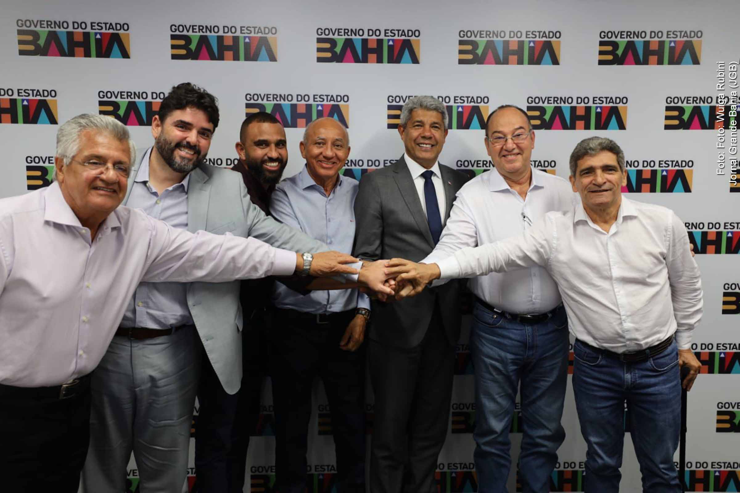 Em reunião realizada na quarta-feira (04/06/2025), o partido PODEMOS reafirmou o apoio ao governo Jerônimo Rodrigues, descartando articulações com o PSDB. A decisão foi anunciada por lideranças estaduais e nacionais da legenda, como Heber Santana e Renata Abreu, e contou com a presença do secretário Adolpho Loyola e parlamentares aliados. O encontro reforçou a coesão da base governista na Bahia e a intenção do PODEMOS de ampliar sua atuação política no estado.