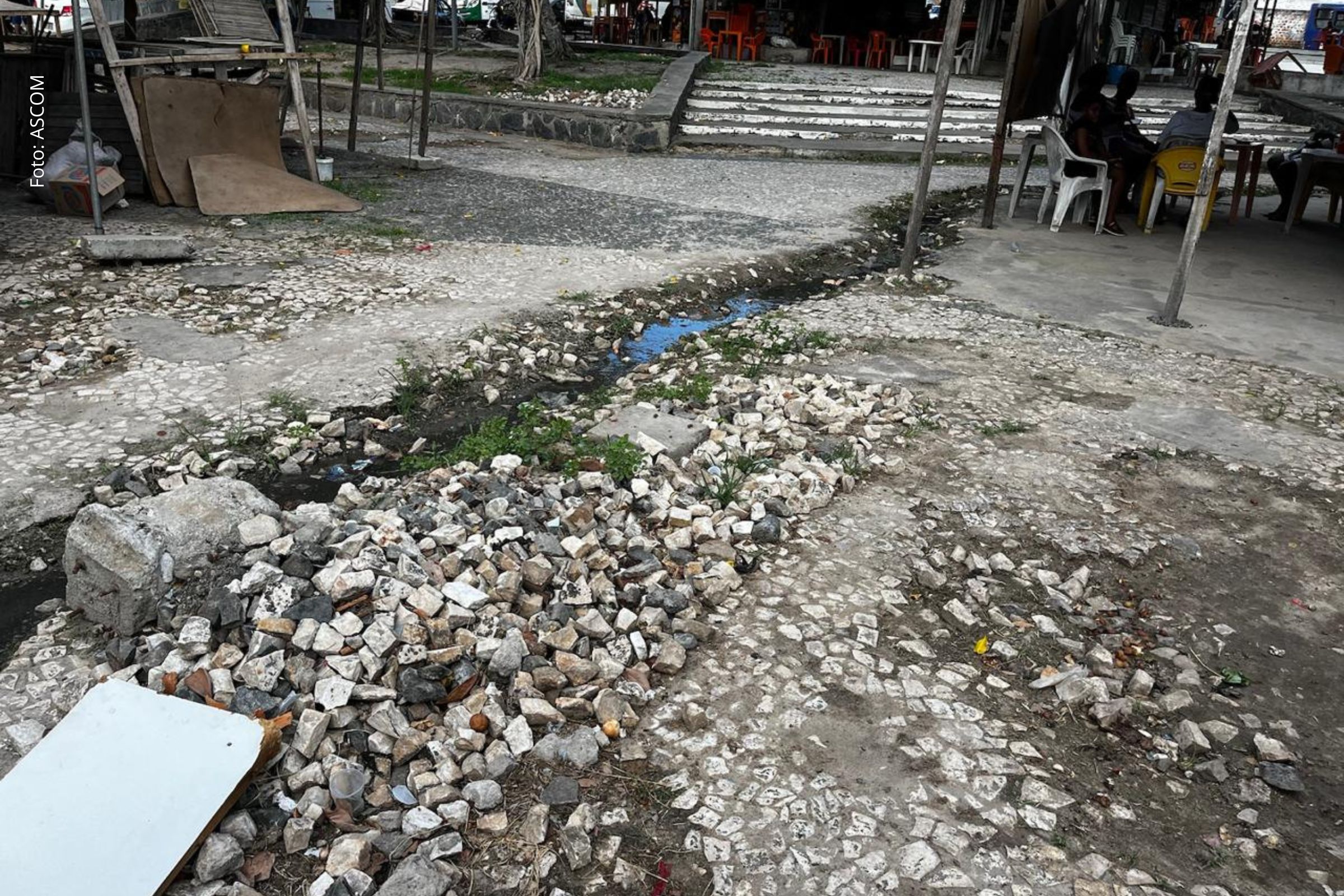 Comerciantes e frequentadores reivindicam melhorias estruturais no espaço público localizado próximo ao Shopping Cidade das Compras.