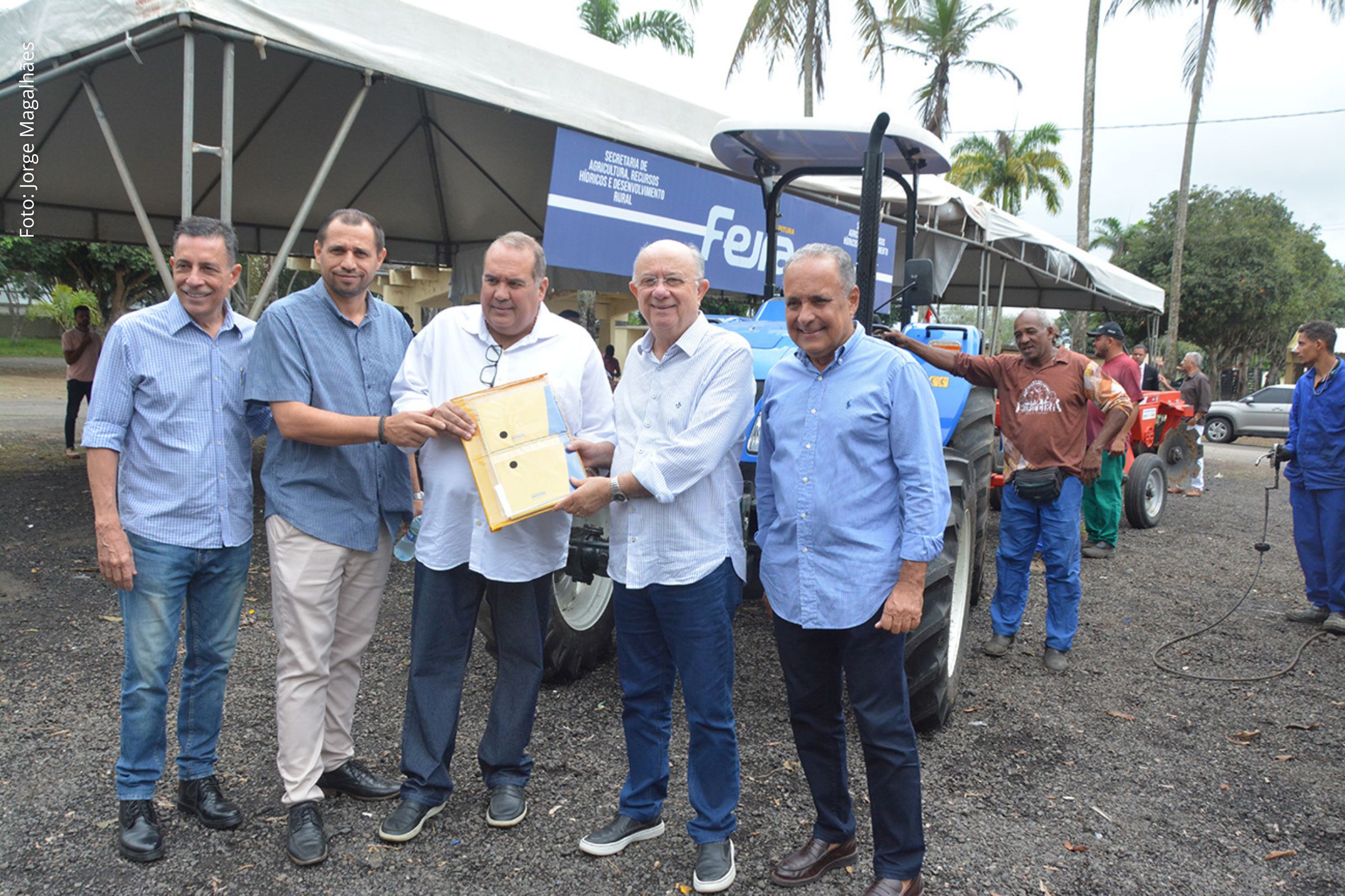 Prefeito José Ronaldo entrega novo trator para reforçar agricultura e manutenção de estradas nos distritos de Feira de Santana