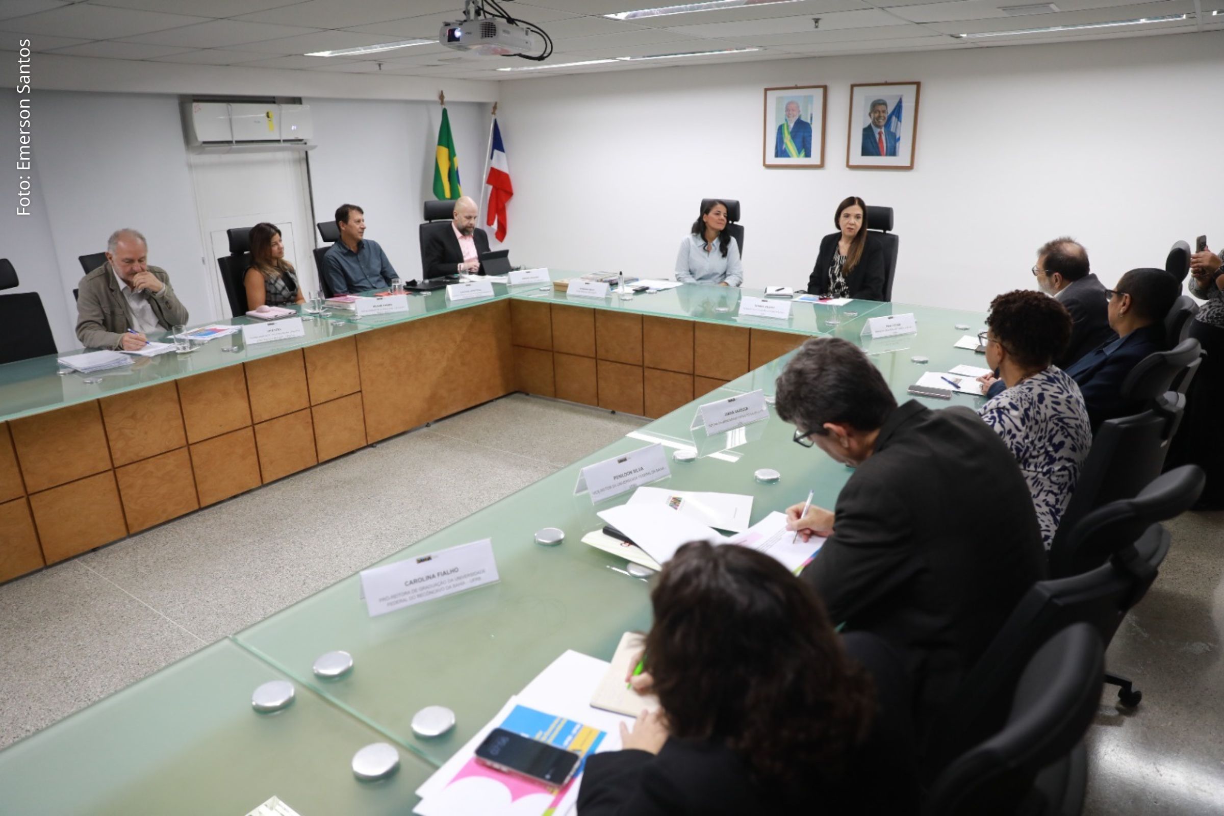 Reunião em Salvador aborda programas estudantis, formação docente e expansão do ensino à distância.