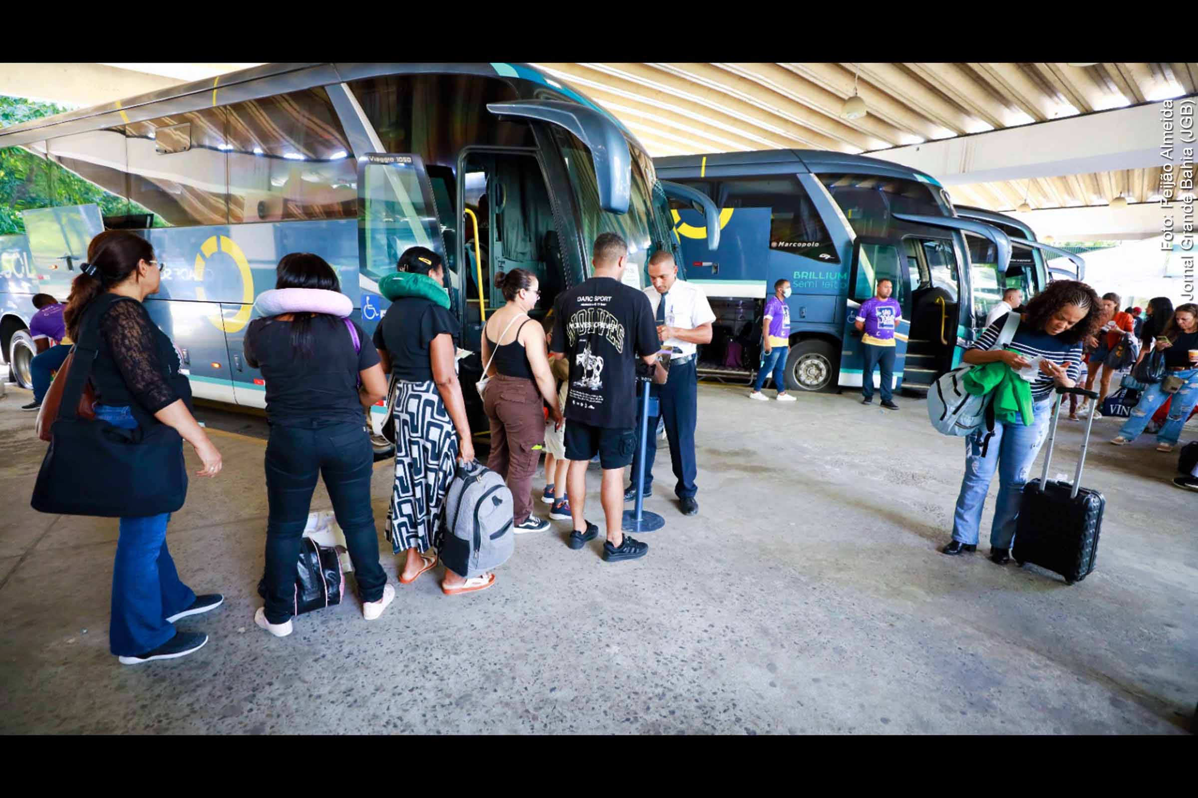 O Governo da Bahia implementou um plano de operações especiais para o período junino de 2025, com reforço no transporte rodoviário, ferry-boat e fiscalização nas rodovias. Com expectativa de atender mais de 330 mil passageiros no Terminal Rodoviário de Salvador, as ações visam garantir mobilidade segura, prevenir acidentes e assegurar o funcionamento adequado dos sistemas de transporte e fiscalização viária.