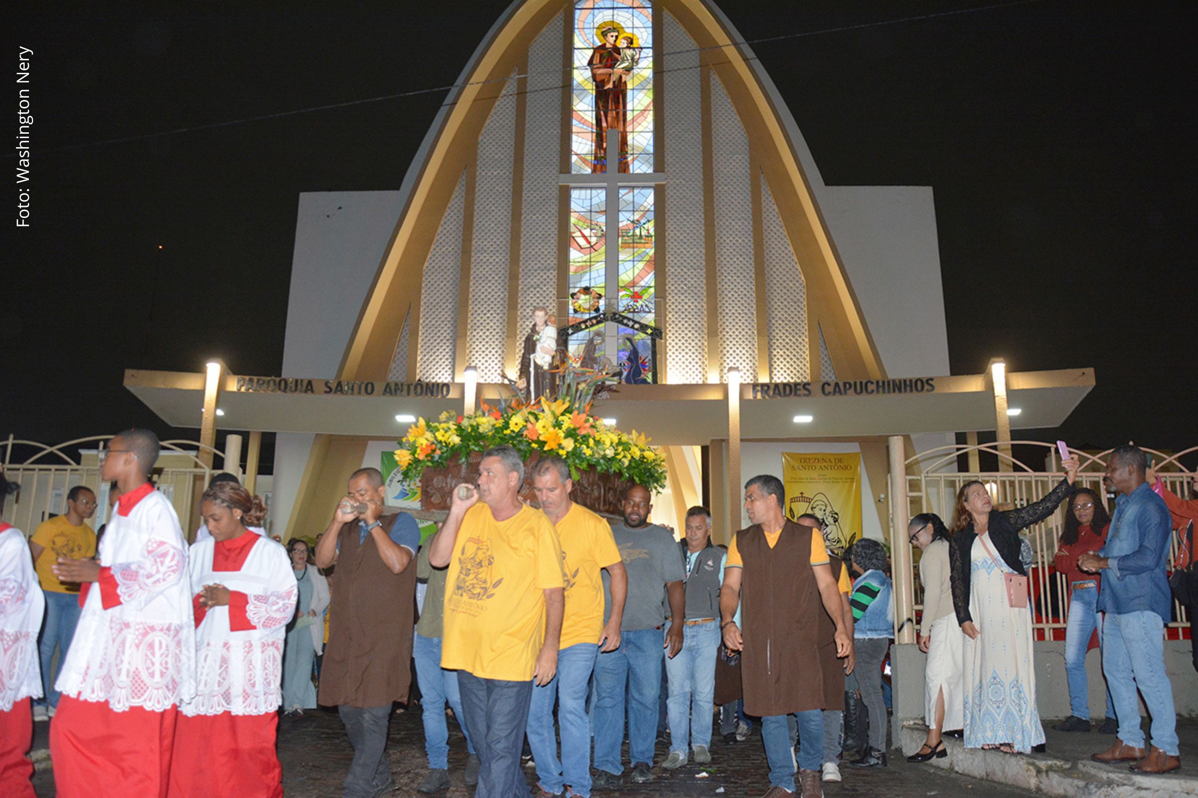 Procissão e missa marcam encerramento do trezenário de Santo Antônio em Feira de Santana