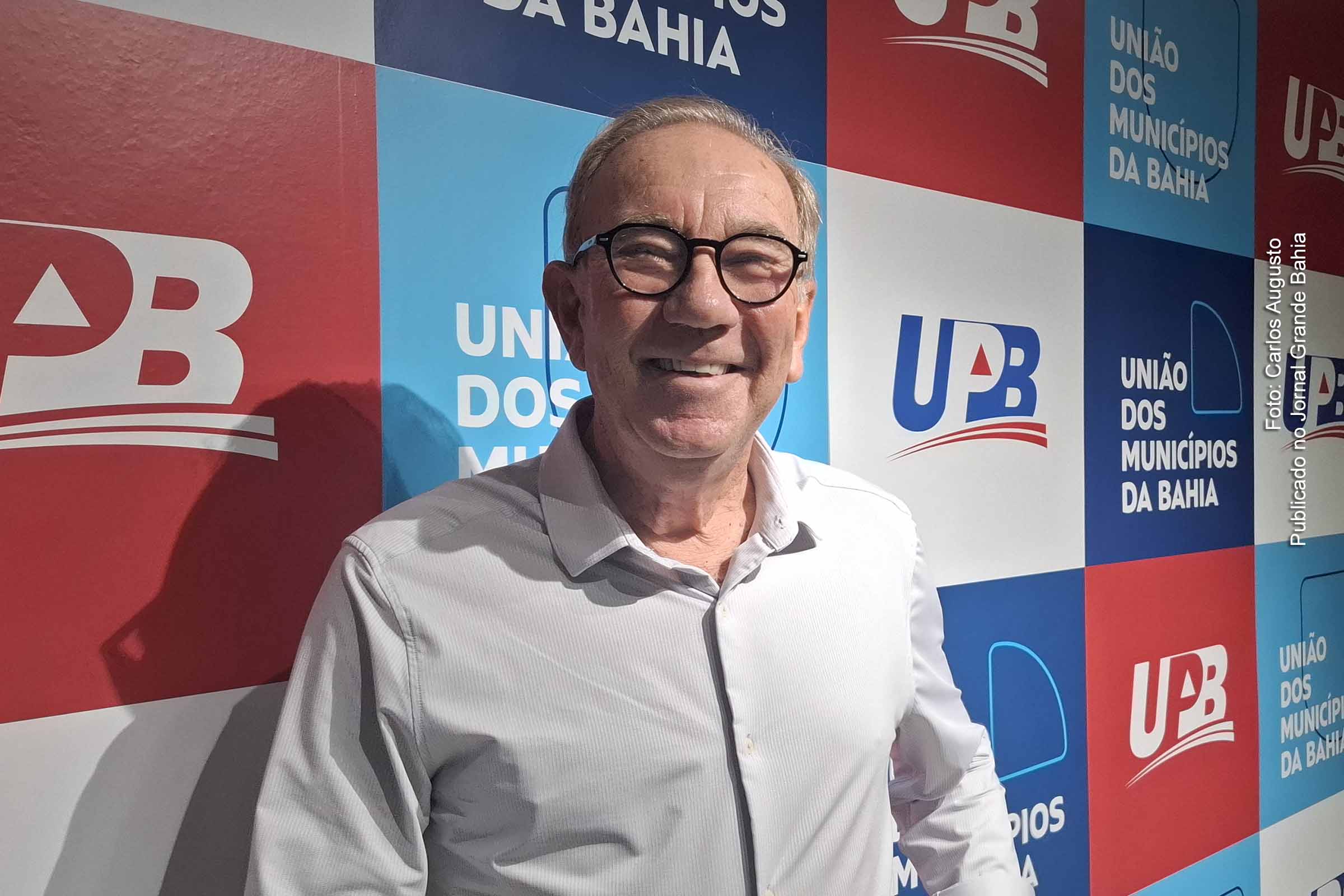 José Ronaldo de Carvalho, prefeito de Feira de Santana, tem alcançado elevada aprovação popular e reconhecimento de colegas prefeitos, como o presidente da UPB, Wilson Paes Cardoso. Seu retorno ao cargo é visto como positivo para o fortalecimento institucional e possível articulação com o Governo do Estado.