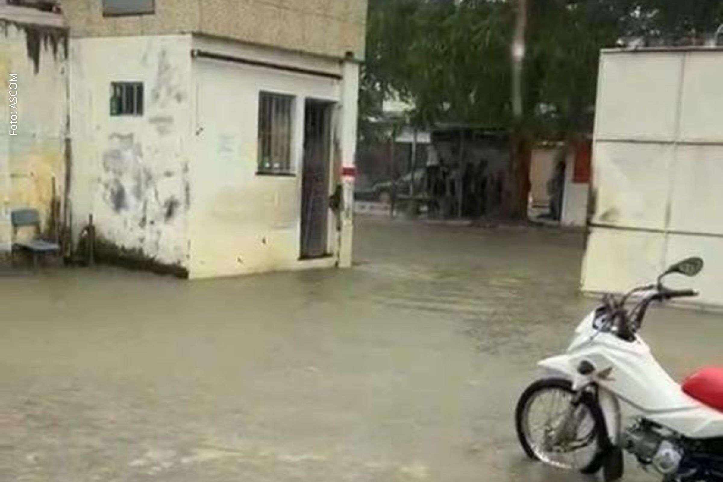 Problema compromete o acesso à unidade e atinge pedestres e usuários do transporte público em dias de chuva.