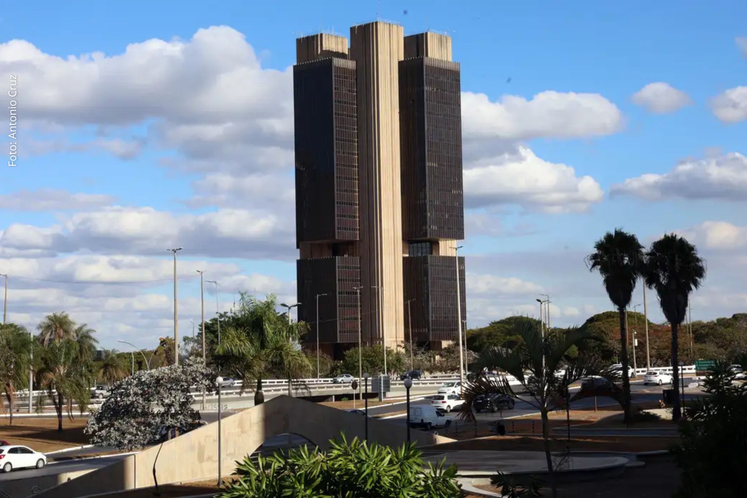 Decisão do Banco Central interrompe ciclo de alta de juros, mas preocupa indústria e sindicatos.