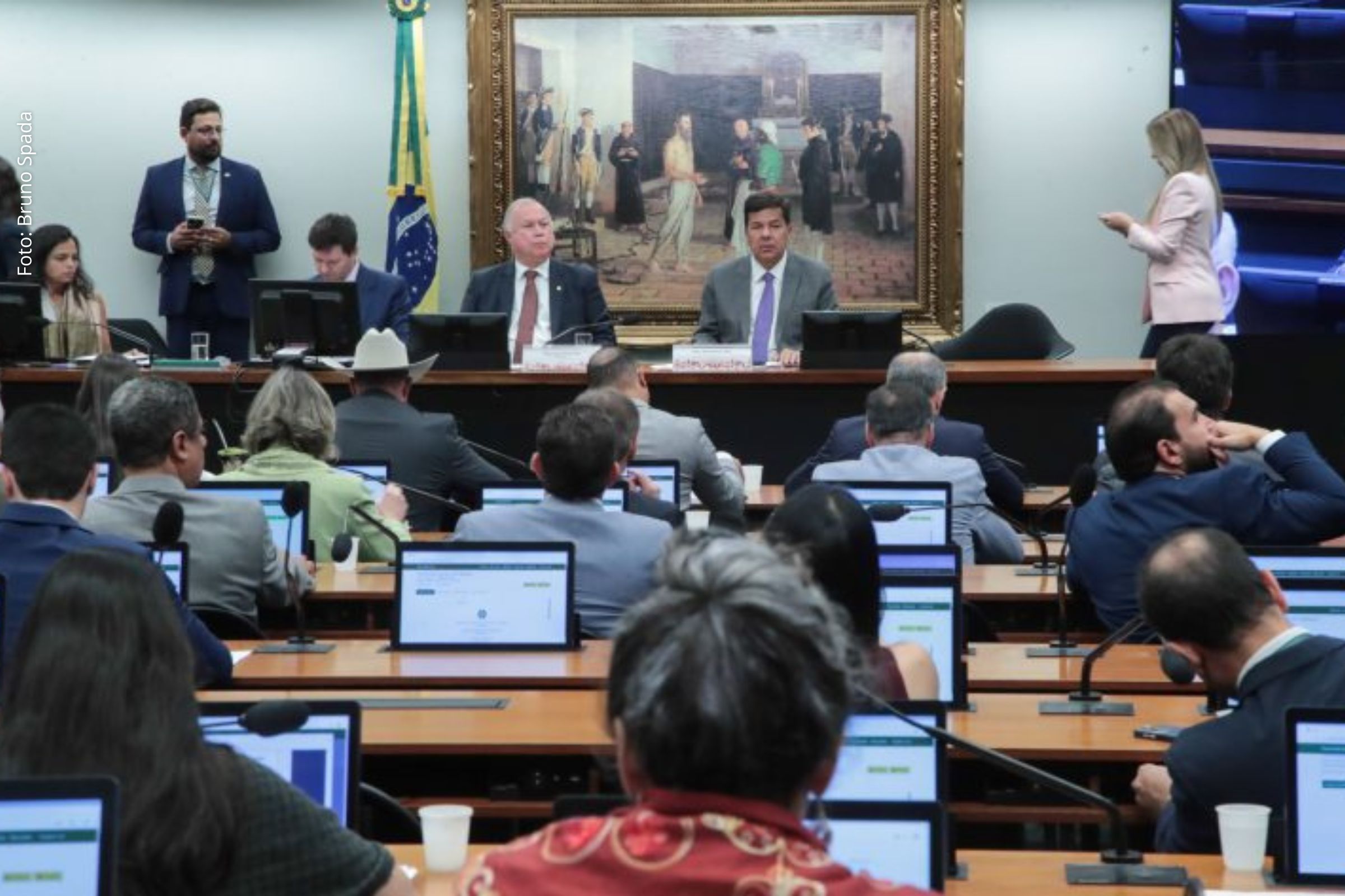 Relator apresenta parecer favorável à PEC da Segurança Pública com alterações na CCJ