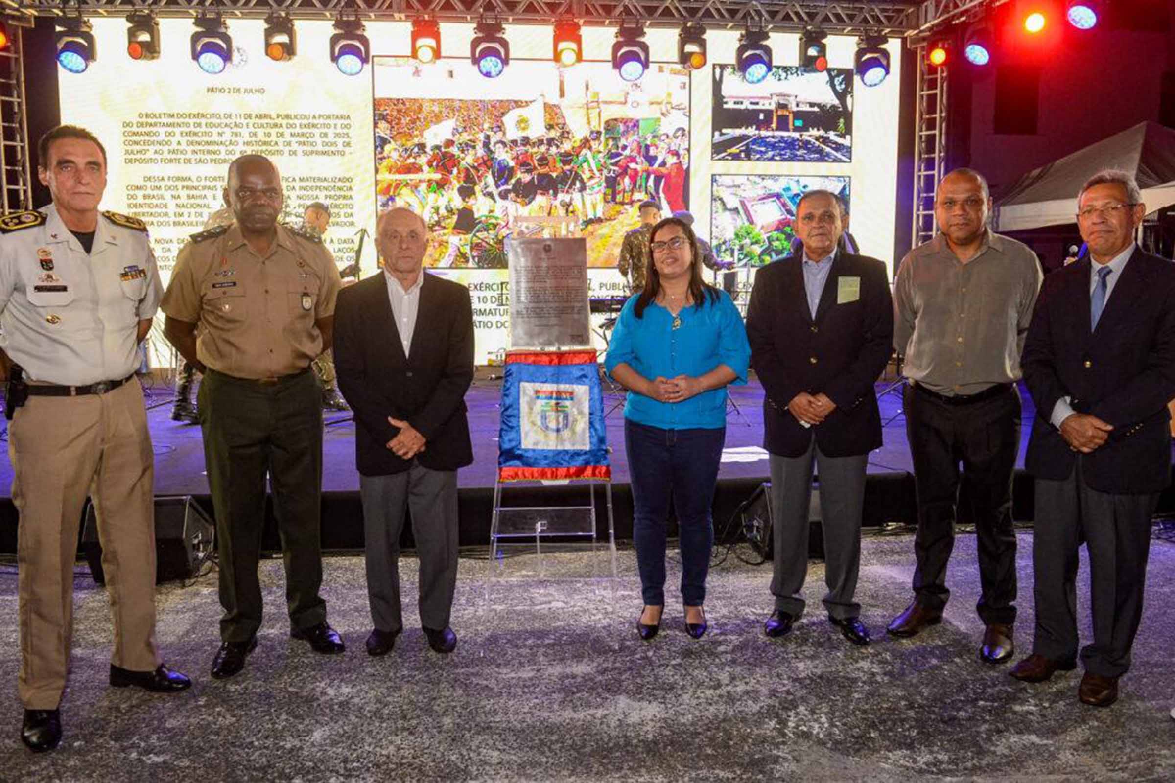 Evento artístico-cultural reúne militares, artistas e estudantes em tributo aos heróis da Independência da Bahia.