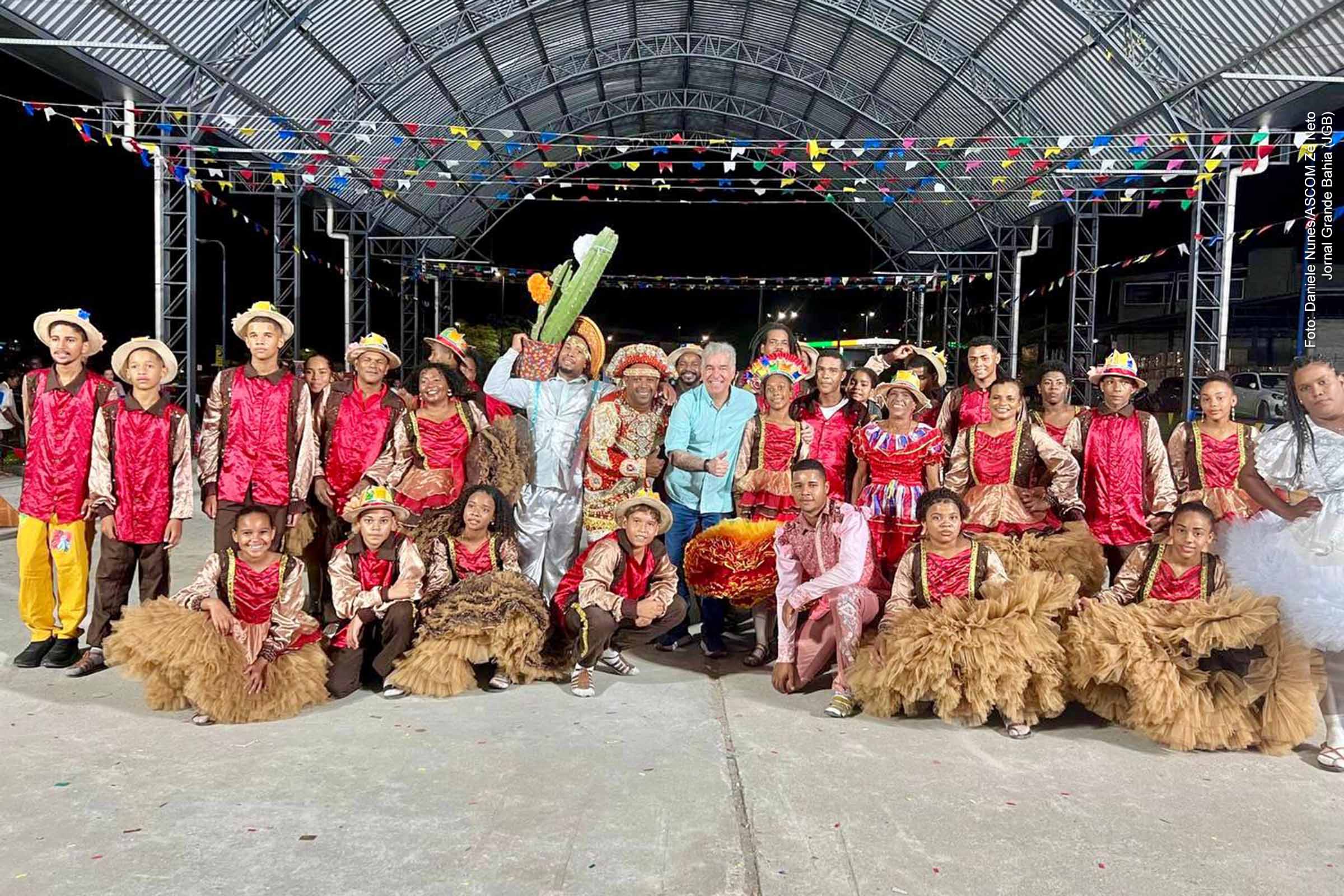 A segunda edição do Concurso de Quadrilhas Juninas de Feira de Santana, realizada com apoio do Governo da Bahia e emenda do deputado Zé Neto, reuniu 13 agremiações e foi sediada na Arena da Lagoa Grande. O evento destacou a retomada do segmento cultural junino no município, consolidando-se como iniciativa relevante para a valorização das tradições nordestinas e para a promoção da economia criativa.