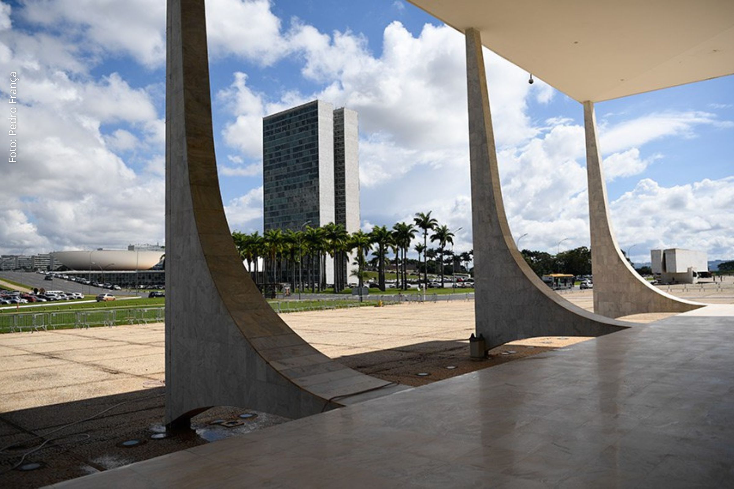 Congressistas alegam desvio de finalidade e inconstitucionalidade em atos do Executivo Federal.
