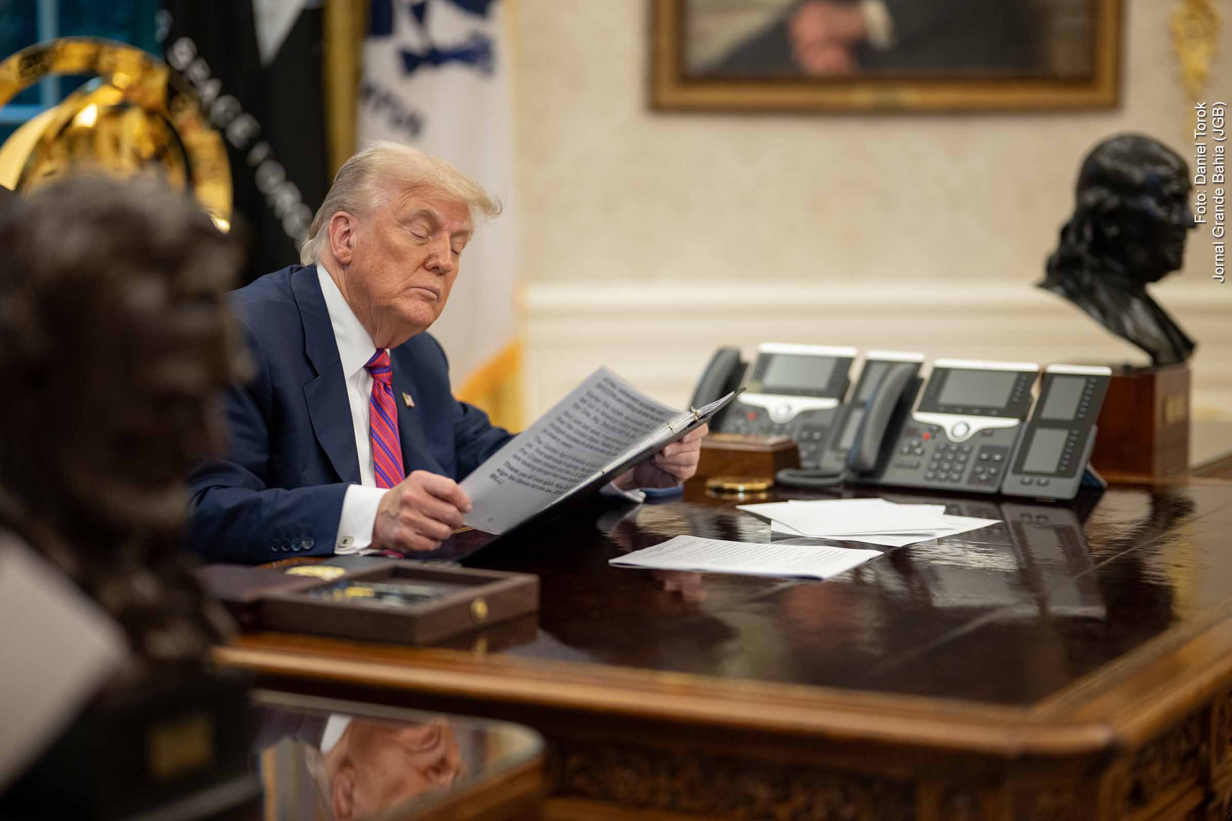 O presidente dos EUA, Donald Trump, confirmou a imposição de uma tarifa de 50% sobre todos os produtos brasileiros a partir de 01/08/2025, citando motivos econômicos, políticos e judiciais. O governo Lula critica a medida como injustificável e busca negociações diplomáticas. A sobretaxa já afeta setores estratégicos e desencadeou mobilizações populares, negociações com a OMC e apelos por diversificação comercial.