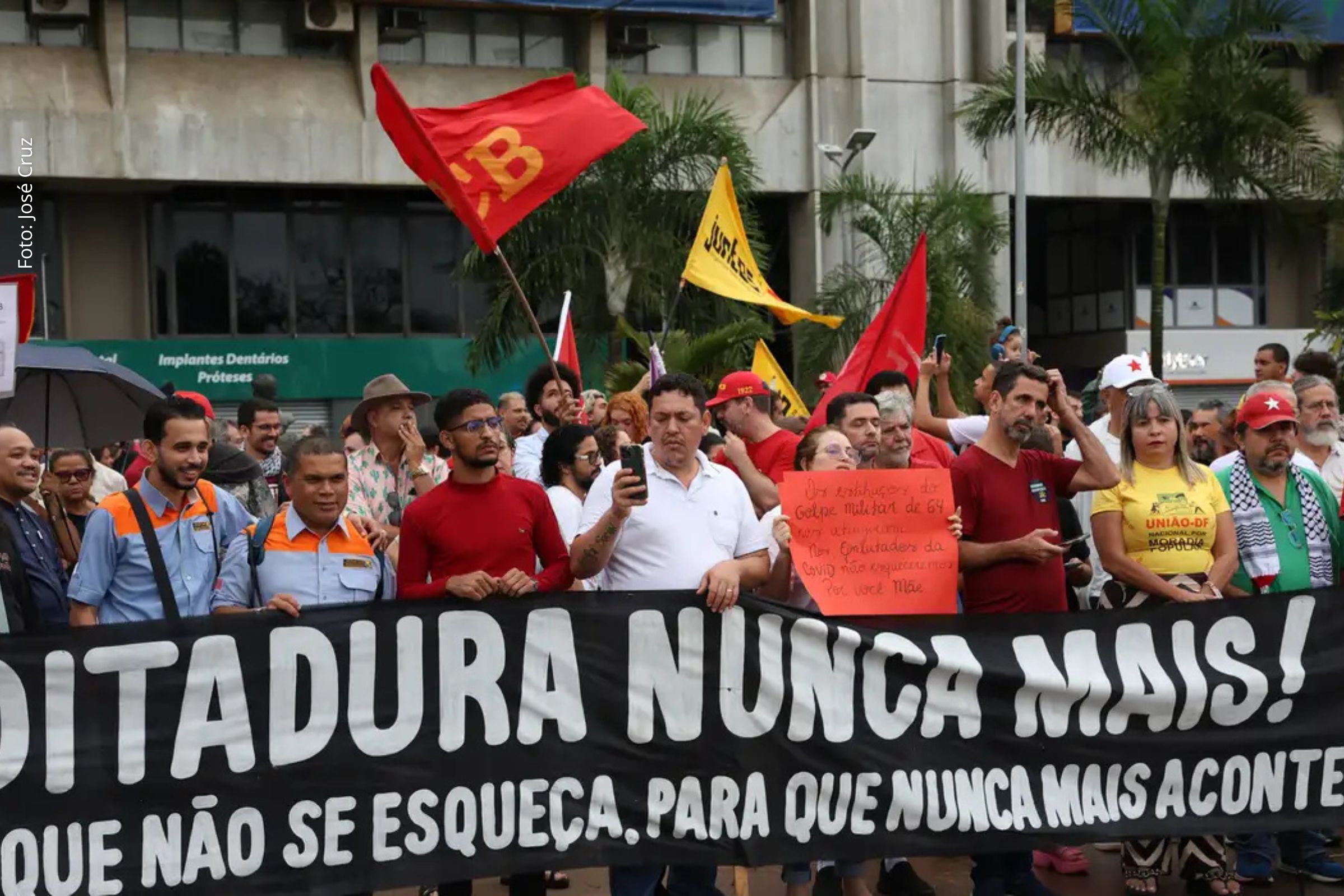 Relatório internacional mostra aumento de regimes autoritários e destaca riscos à democracia causados por desinformação, polarização e violência política.