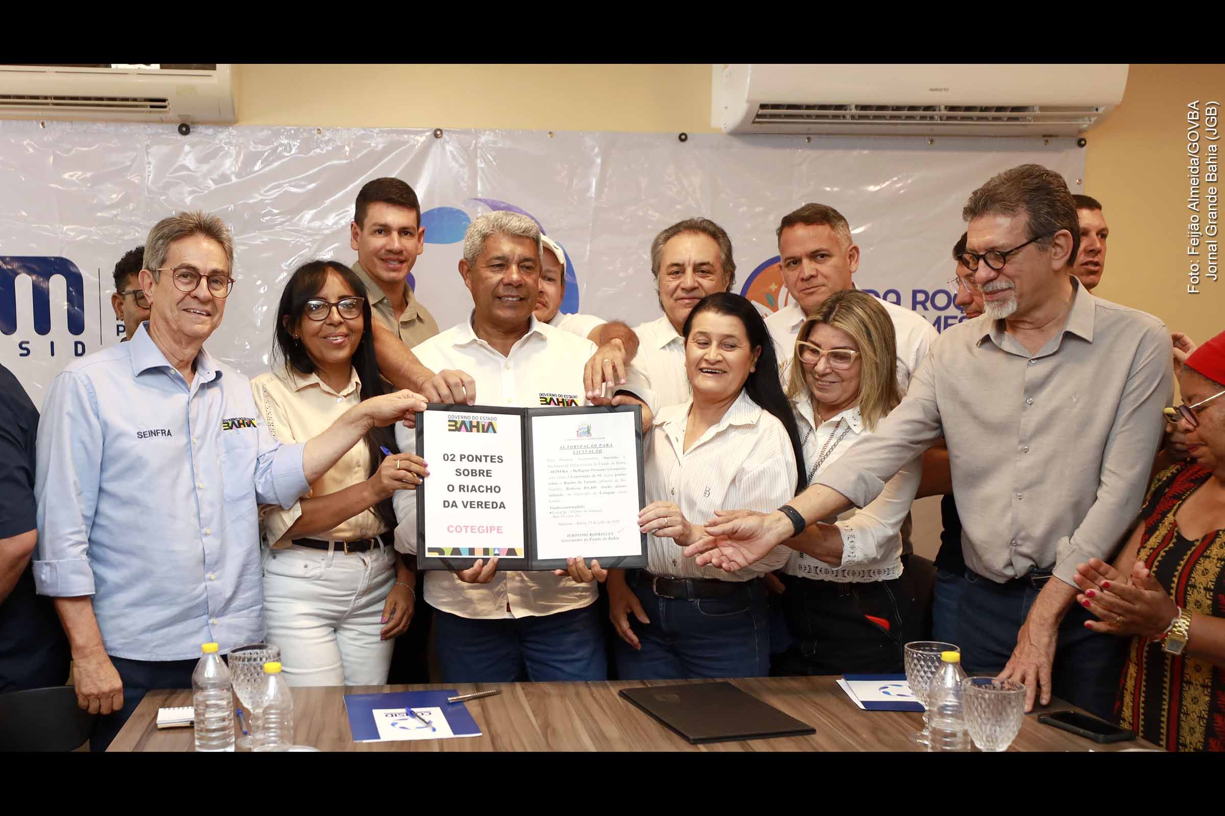 O governador Jerônimo Rodrigues participou de reunião em Barreiras com prefeitos e lideranças do Oeste baiano e autorizou a construção de pontes em Cotegipe, além da abertura de licitação para novas obras viárias na BA-449. Durante o encontro, foram apresentadas reivindicações municipais, incluindo acesso ao aeroporto, melhorias em infraestrutura, saúde e educação. As ações integram o plano estadual de desenvolvimento regional com foco na mobilidade, logística e integração institucional.
