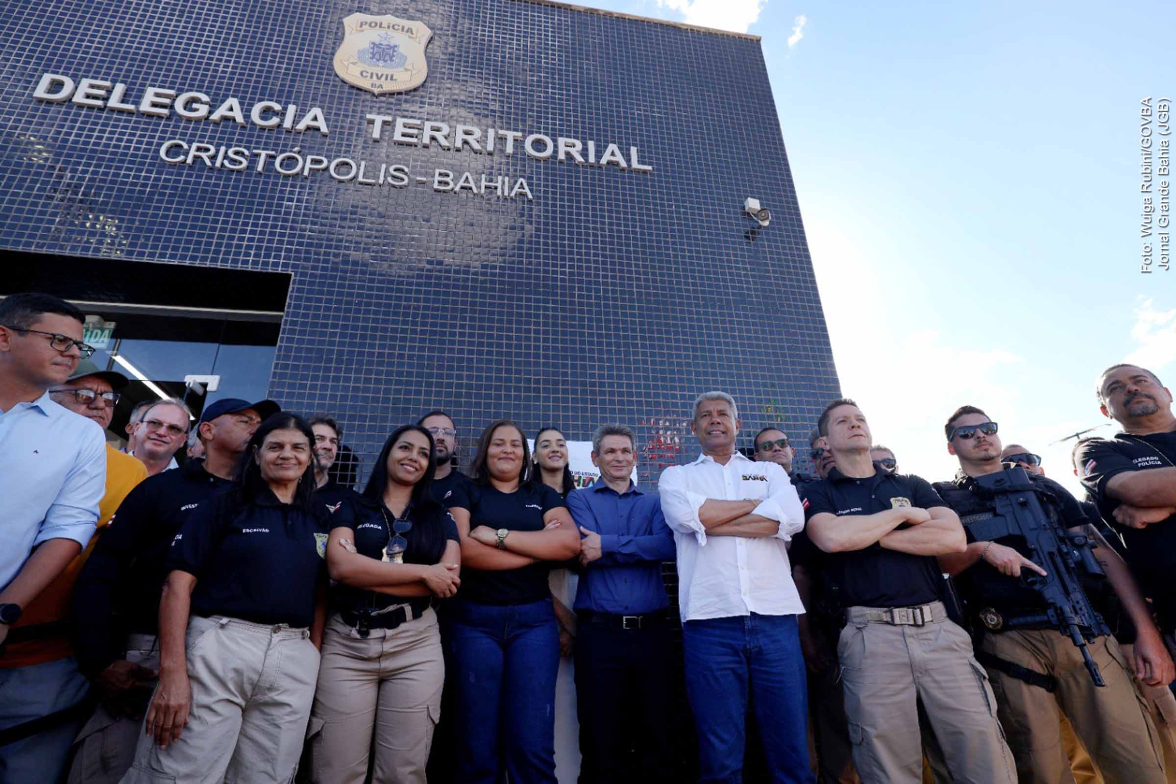 O governador Jerônimo Rodrigues entregou, na sexta-feira (25/07/2025), um conjunto de obras no município de Cristópolis (BA), incluindo a modernização de uma escola de tempo integral, nova delegacia, asfaltamento urbano e sistemas de abastecimento de água. As ações, que somam mais de R$ 15 milhões em investimentos, fazem parte da interiorização das políticas públicas do governo estadual na região Oeste.