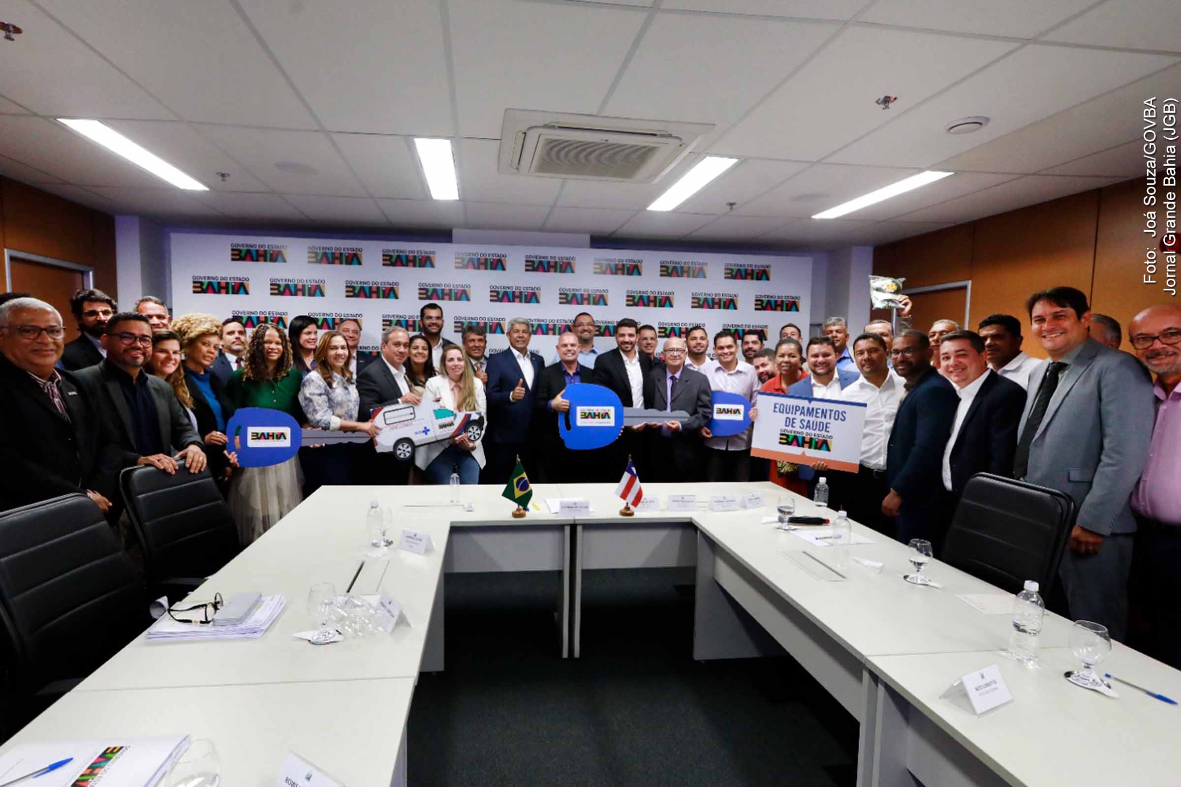 Na terça-feira (08/07/2025), o governador Jerônimo Rodrigues se reuniu com o prefeito Franklin Leite e anunciou a entrega de veículos e novos investimentos em Serra Preta, totalizando R$ 13 milhões. As ações contemplam educação, saúde, abastecimento de água e agricultura familiar. Destaques incluem a ampliação do colégio estadual do Bravo, pavimentação urbana e obras hídricas voltadas às comunidades rurais.