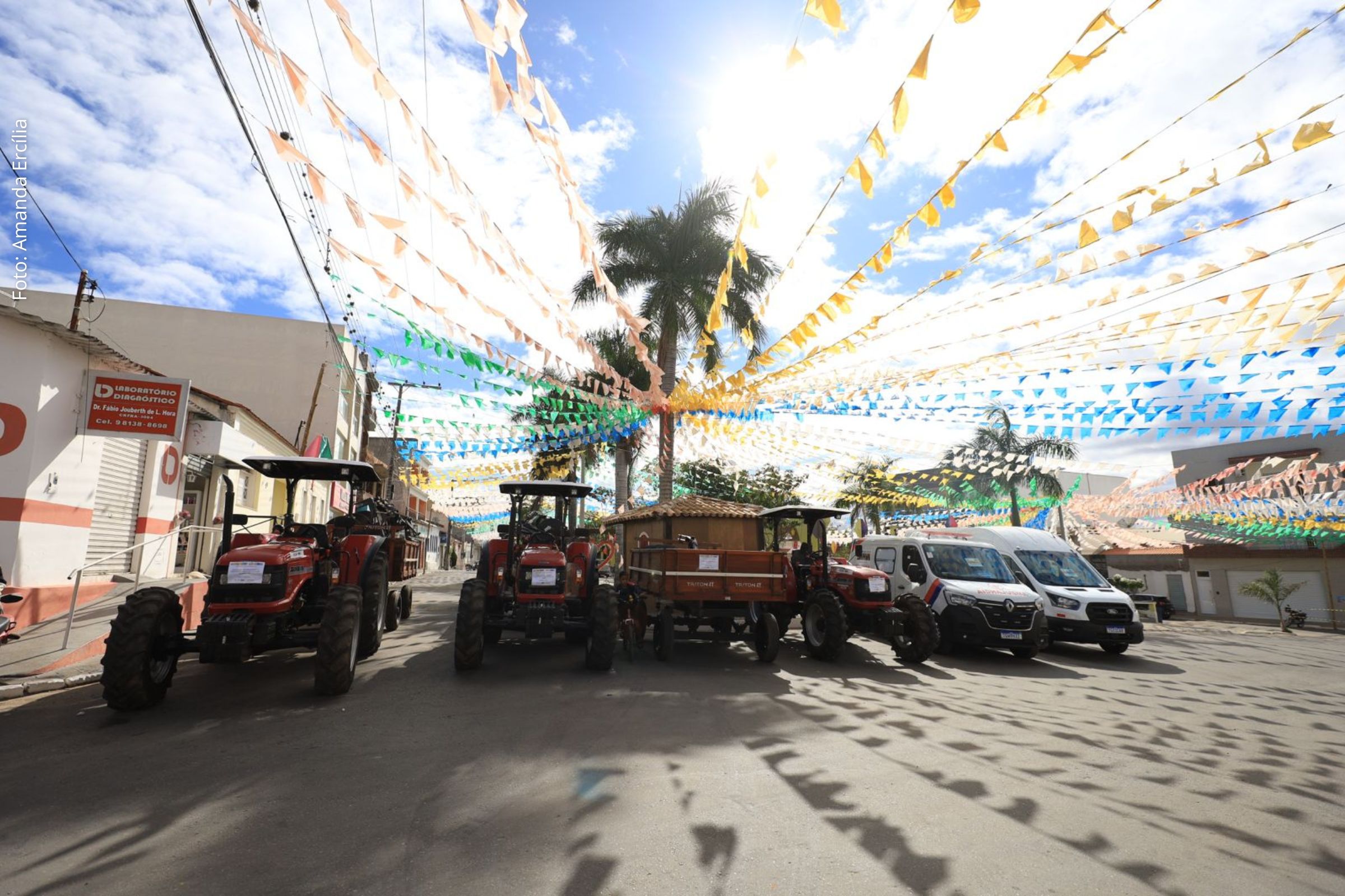 Governo Jerônimo entrega tratores para agricultura familiar em Aracatu
