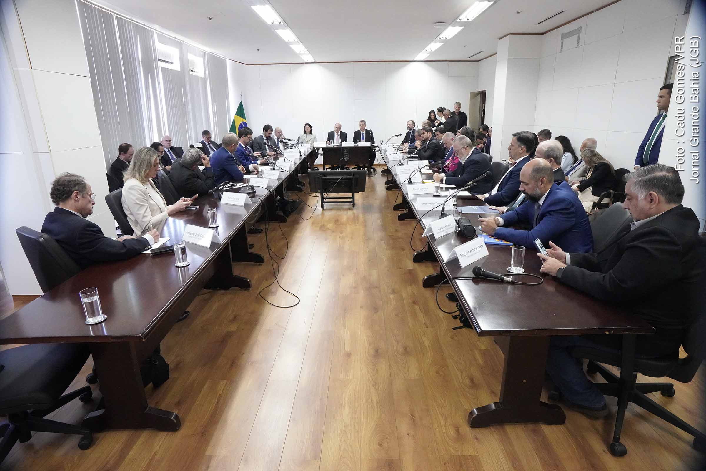 Vice-presidente Geraldo Alckmin lidera reuniões com representantes da indústria e do agronegócio para coordenar resposta às tarifas de 50% anunciadas por Donald Trump. Governo brasileiro aciona Lei de Reciprocidade Econômica e articula solução diplomática.