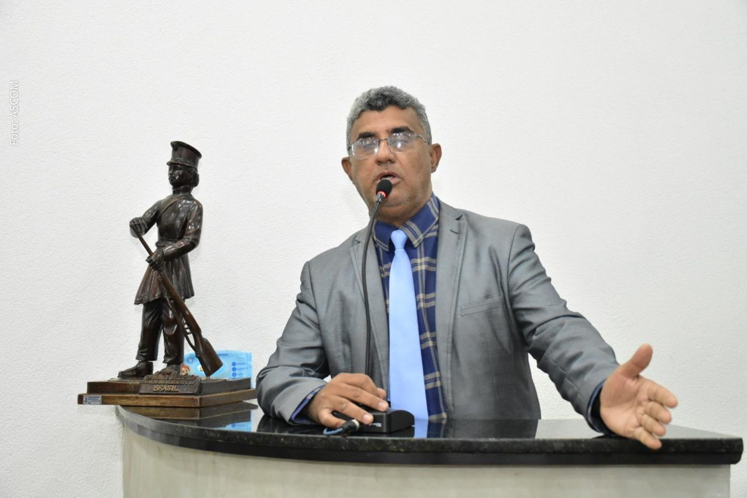 Pais e comunidade escolar pedem providências para limpeza da unidade Alda Marques.
