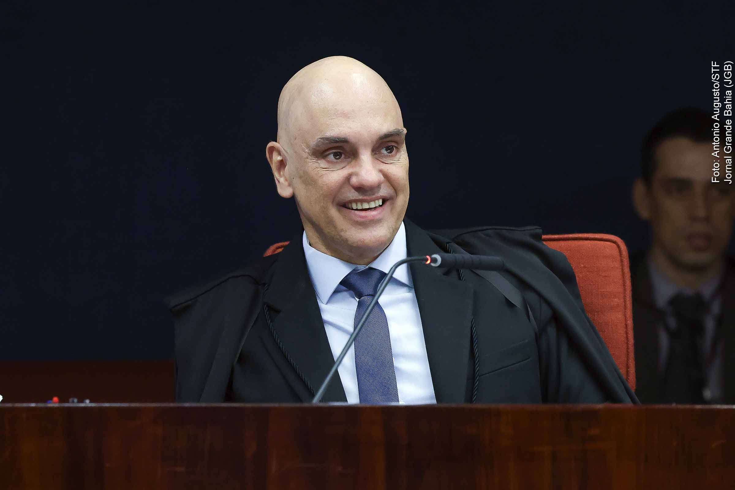 Na sexta-feira (27/06/2025), o Congresso Nacional aprovou o Projeto de Decreto Legislativo 214/2025, suspendendo decretos presidenciais que elevaram as alíquotas do Imposto sobre Operações Financeiras (IOF). A medida gerou intensa controvérsia jurídica quanto à separação de Poderes e ao alcance da competência constitucional do Legislativo. A discussão gira em torno da natureza extrafiscal do IOF e da prerrogativa do presidente para alterá-lo via decreto, como prevê o artigo 153, §1º, da Constituição.