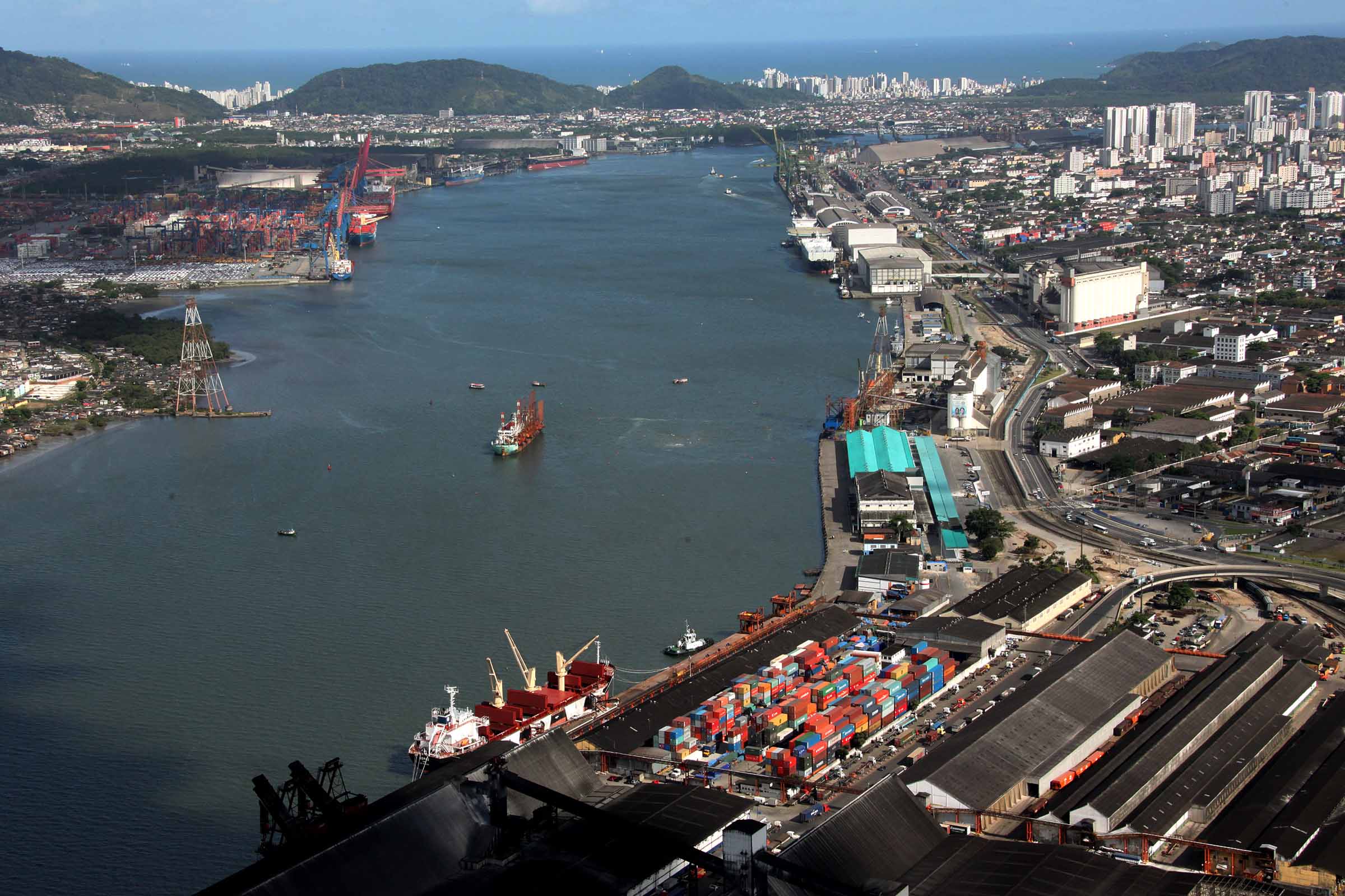 O Governo Lula anunciou nesta sexta-feira (04/07/2025) a abertura do processo de licitação para a concessão do canal de acesso ao Porto de Santos. Com investimento previsto de R$ 6,45 bilhões, o projeto visa ampliar o calado de 15 para 17 metros e atrair navios de maior porte, aumentando a eficiência logística. O modelo segue padrão adotado em Paranaguá e será replicado em outros portos estratégicos.