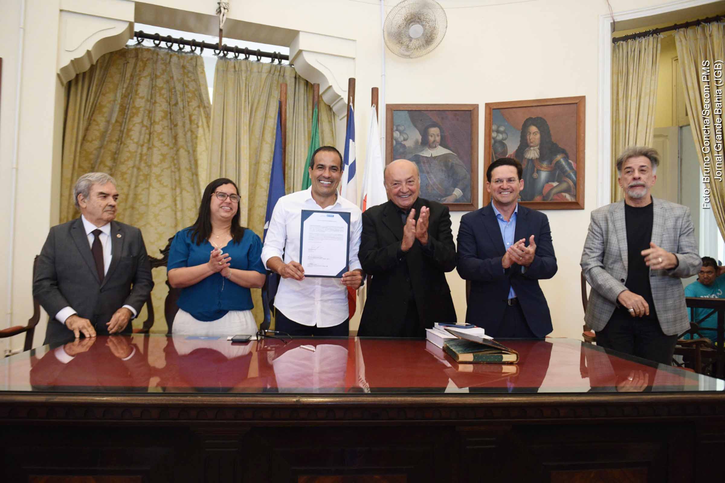 Na terça-feira (01/07/2025), a Prefeitura de Salvador formalizou repasse de R$ 400 mil ao Instituto Geográfico e Histórico da Bahia (IGHB), visando garantir seu funcionamento diante da suspensão de repasses estaduais. O prefeito Bruno Reis também anunciou iniciativas para restaurar o prédio e digitalizar o acervo histórico. A medida foi acompanhada por críticas à omissão do governo estadual, com judicialização da questão. O IGHB é referência histórica e científica no estado.