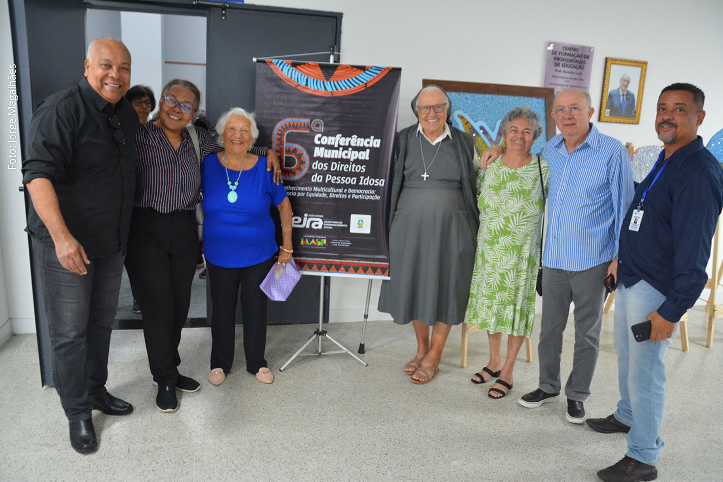Evento reúne representantes da terceira idade para debater políticas públicas e definir propostas para a conferência estadual.