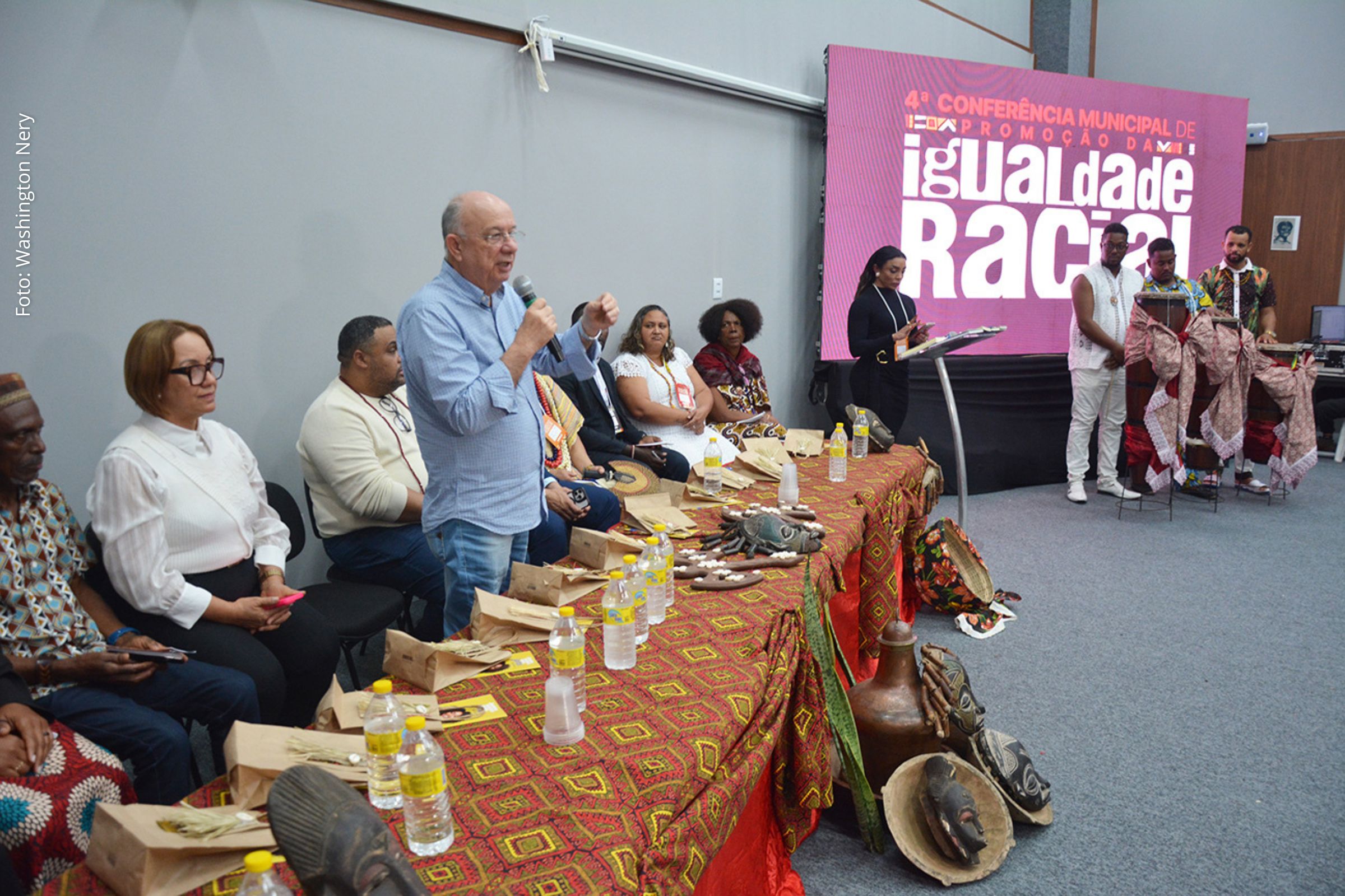 Evento reúne mais de 200 participantes e define propostas e delegados para etapa estadual.