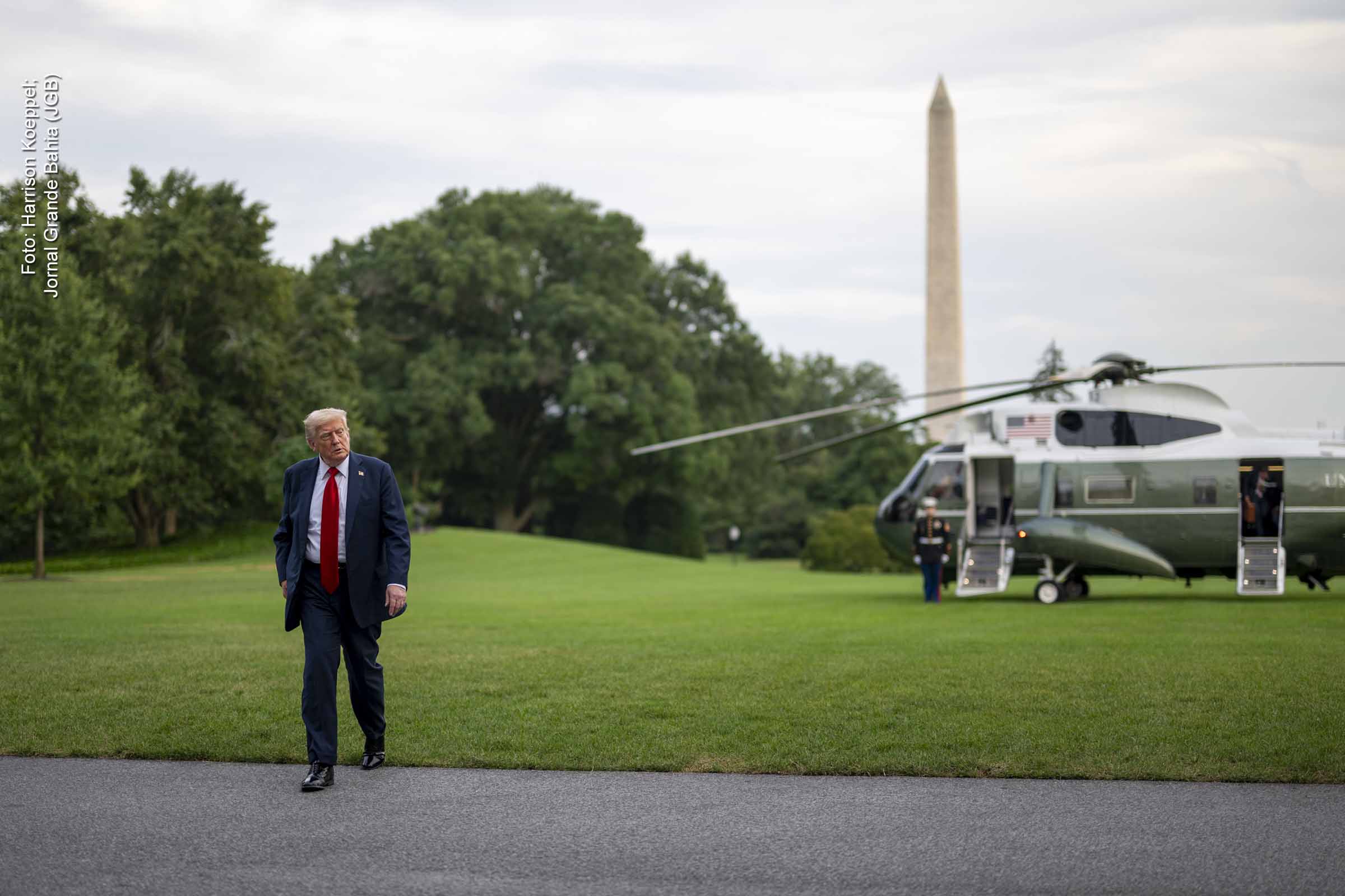 A carta enviada por Donald Trump ao presidente Lula representa um marco de tensão nas relações bilaterais entre Brasil e Estados Unidos. Além da imposição de tarifas de 50% sobre exportações brasileiras, o documento sugere investigações contra o Brasil por regulações aplicadas às big techs e críticas às decisões do STF. O episódio acirra o cenário de incerteza diplomática, econômica e institucional, exigindo resposta estratégica do governo brasileiro.