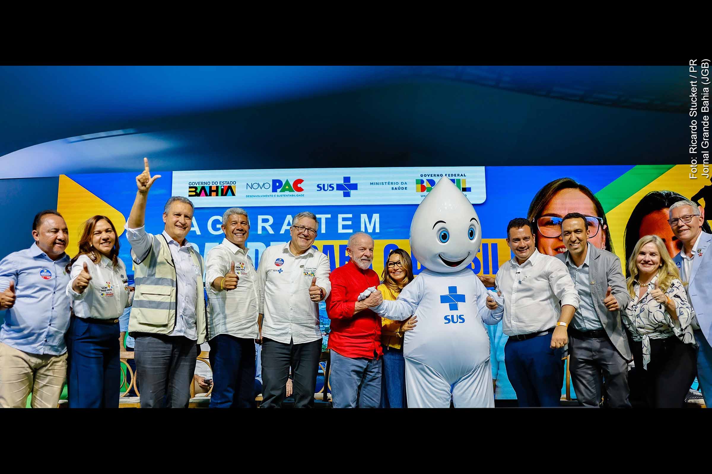 O presidente Lula anunciou, em Juazeiro (BA), investimentos estratégicos na saúde pública por meio do Novo PAC Saúde 2025 e do programa Agora Tem Especialistas. As medidas incluem R$ 5,96 bilhões para infraestrutura, equipamentos e telessaúde, além da sanção de lei que garante cirurgia reparadora da mama no SUS. A Bahia será contemplada com três novas policlínicas e expansão da assistência regionalizada.